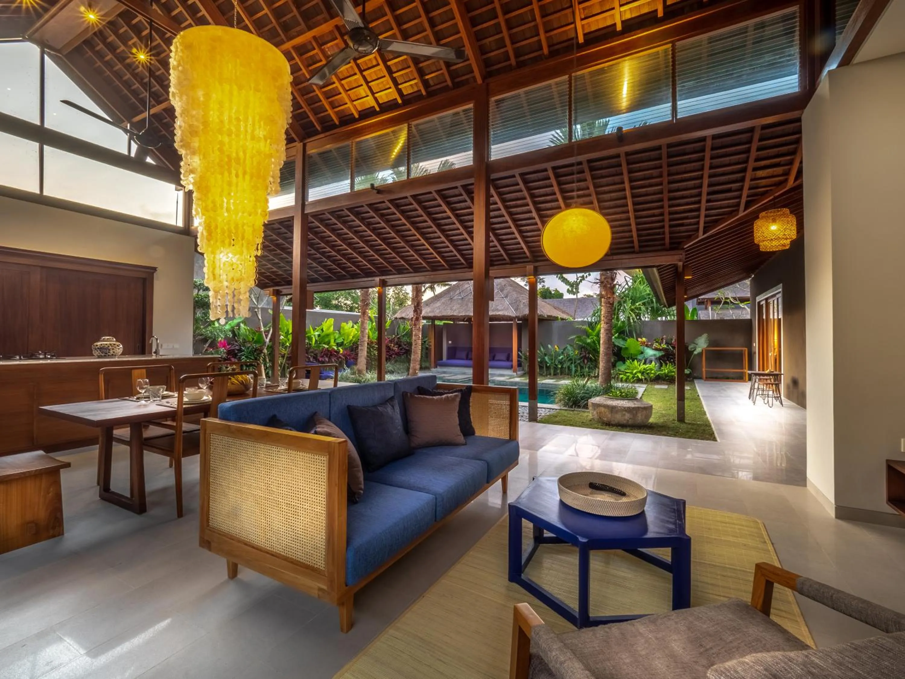 Living room in Bumbak Park Villas By Nakula