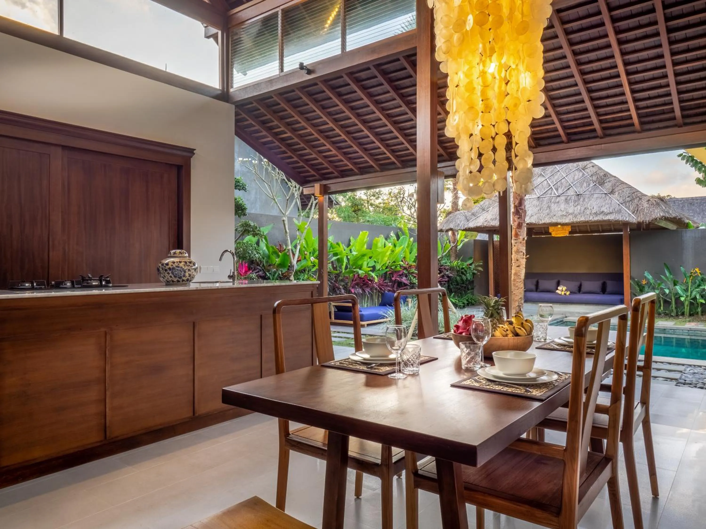 Living room in Bumbak Park Villas By Nakula