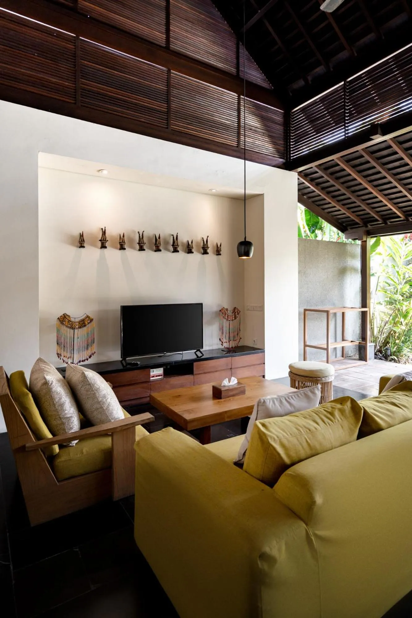 Living room in Bumbak Park Villas By Nakula