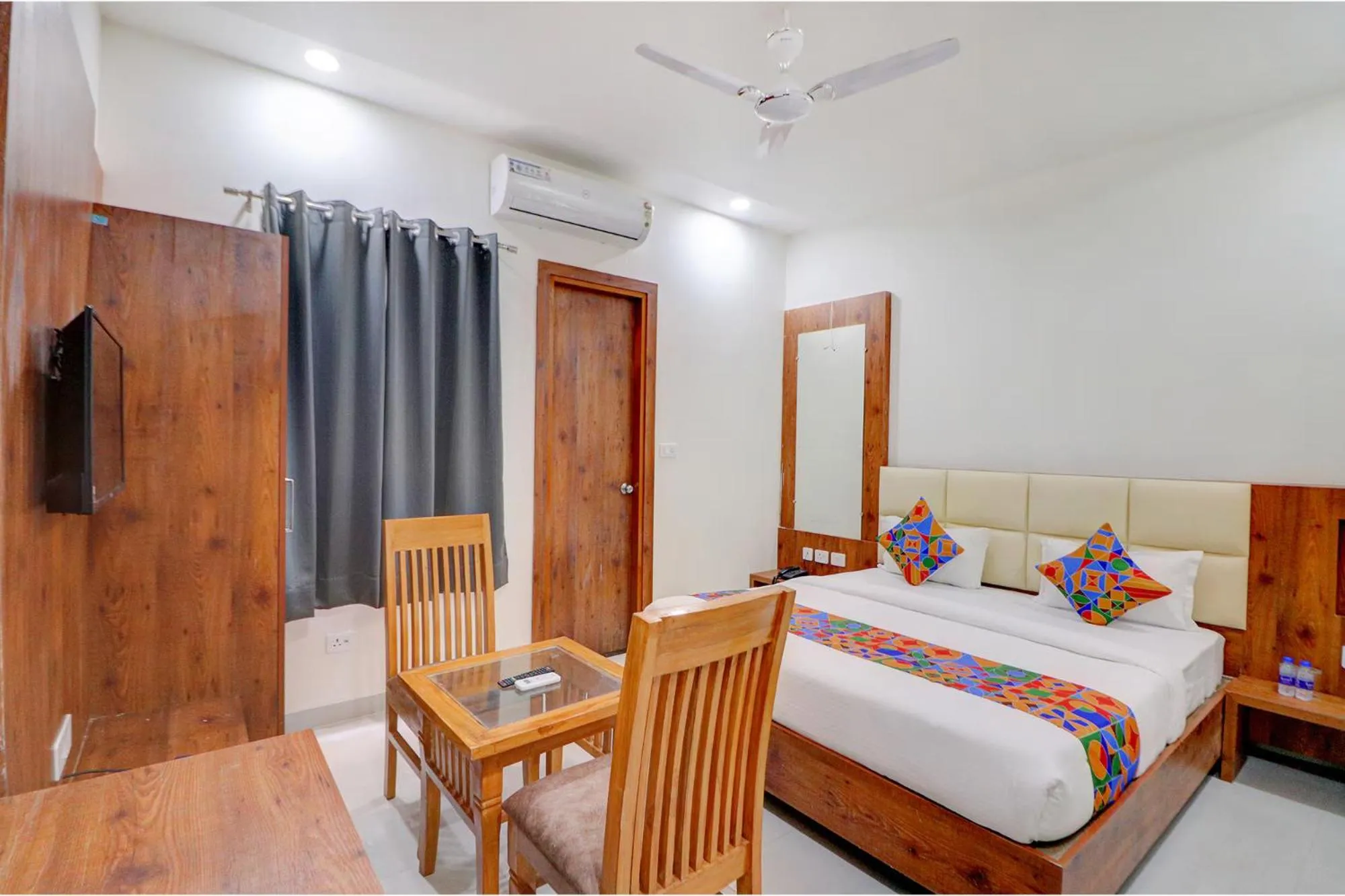 Bed in FabHotel AVS Grand and Banquets - 500m from Gomti Nagar railway station