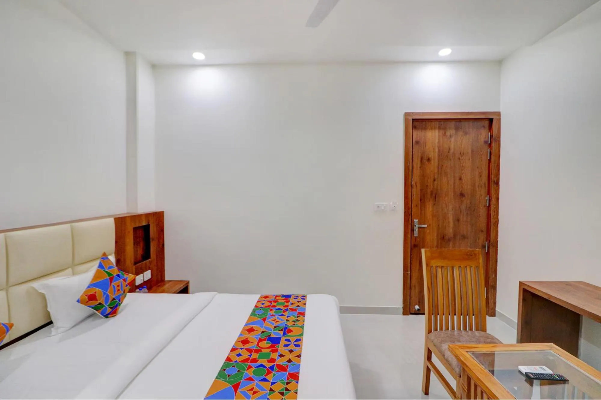 Bed in FabHotel AVS Grand and Banquets - 500m from Gomti Nagar railway station