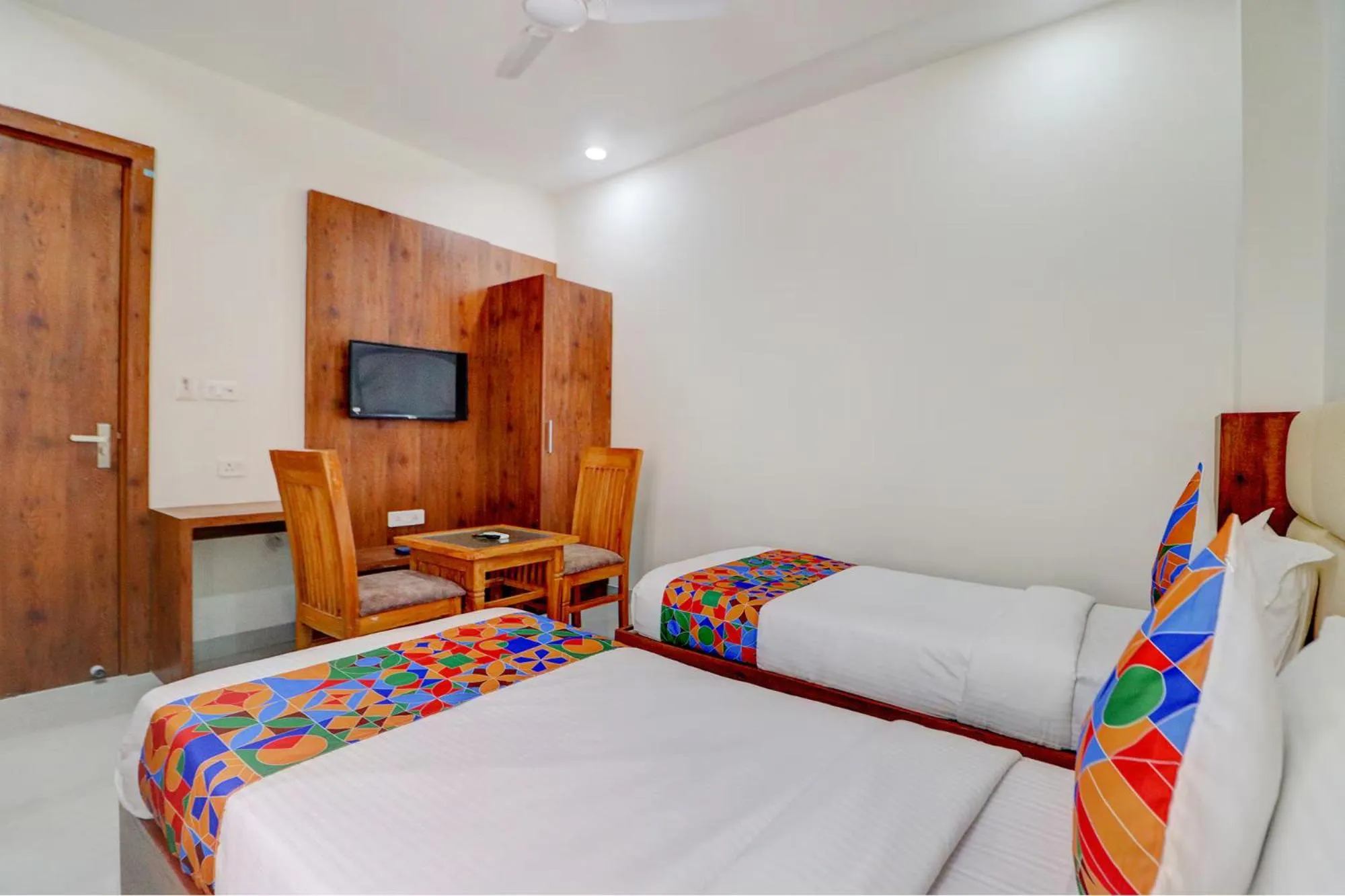 Bed in FabHotel AVS Grand and Banquets - 500m from Gomti Nagar railway station