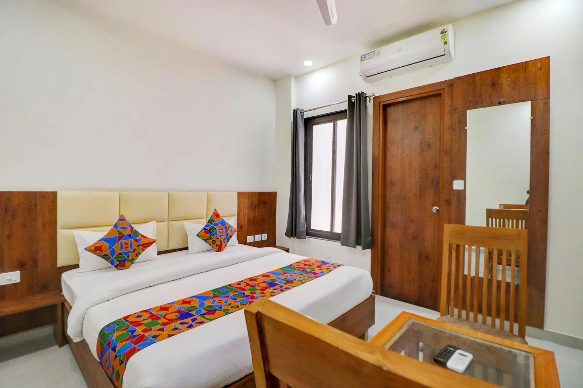 Bed in FabHotel AVS Grand and Banquets - 500m from Gomti Nagar railway station