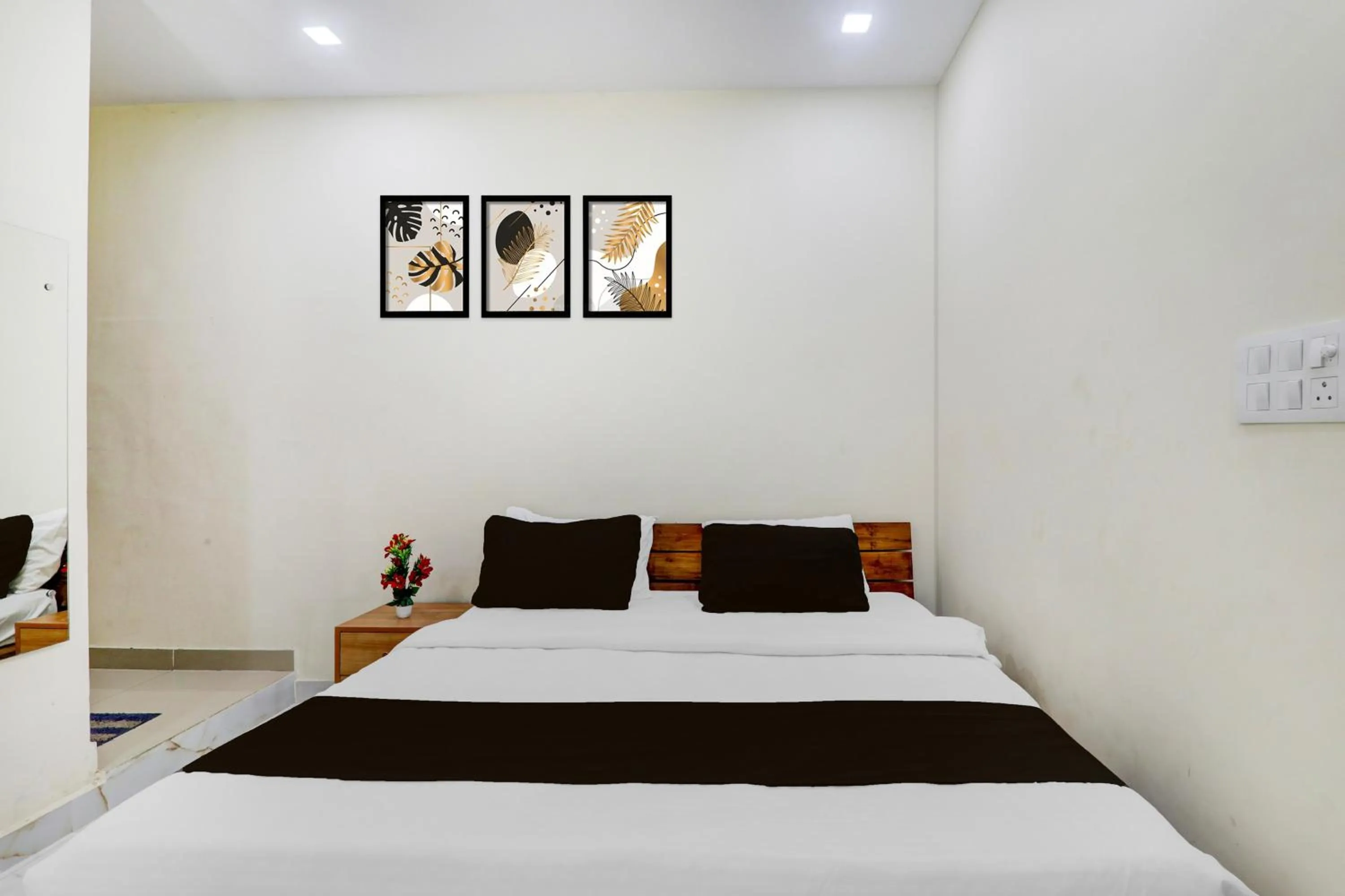 Bedroom, Bed in Super Hotel O IIM Road Lucknow