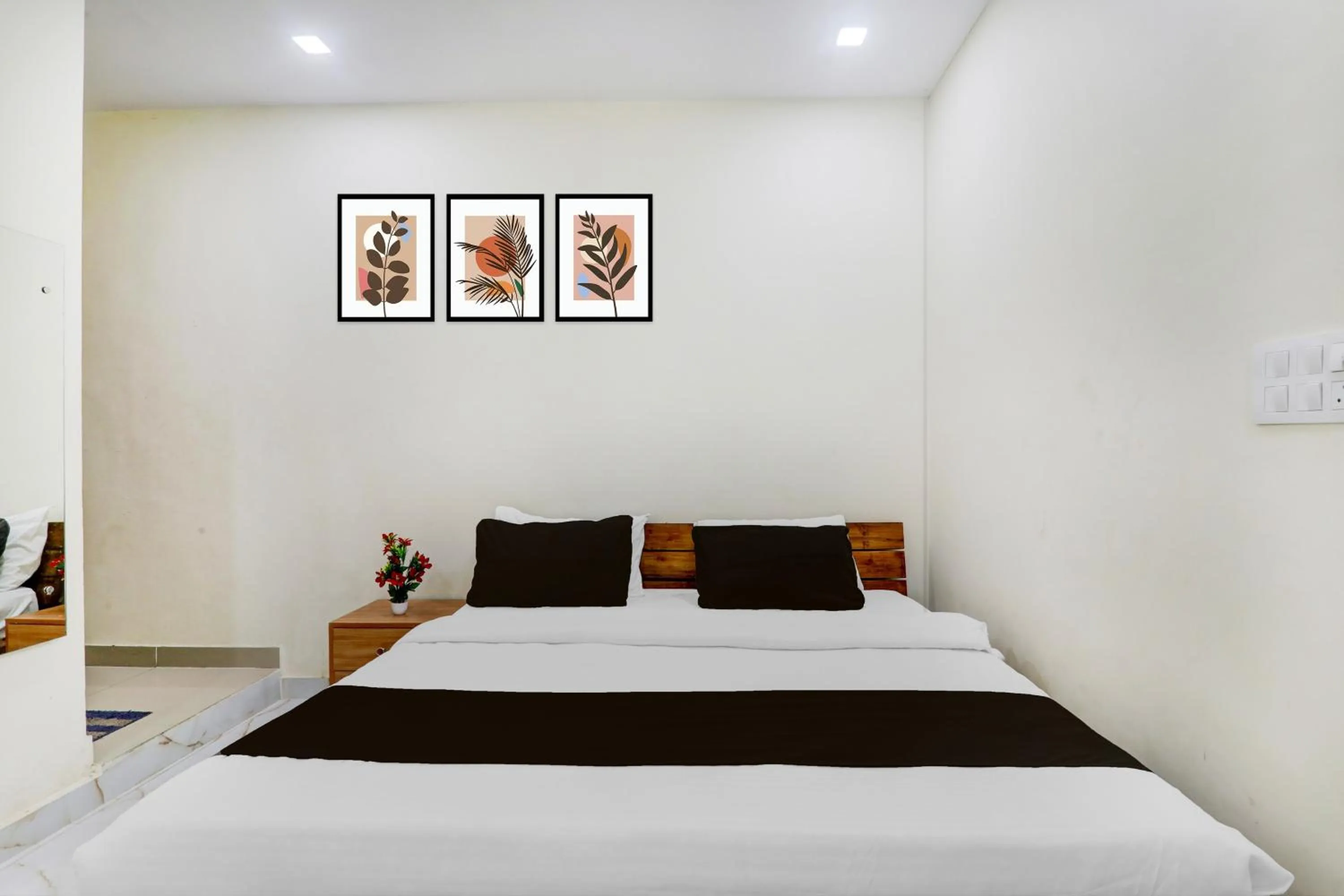 Bedroom, Bed in Super Hotel O IIM Road Lucknow