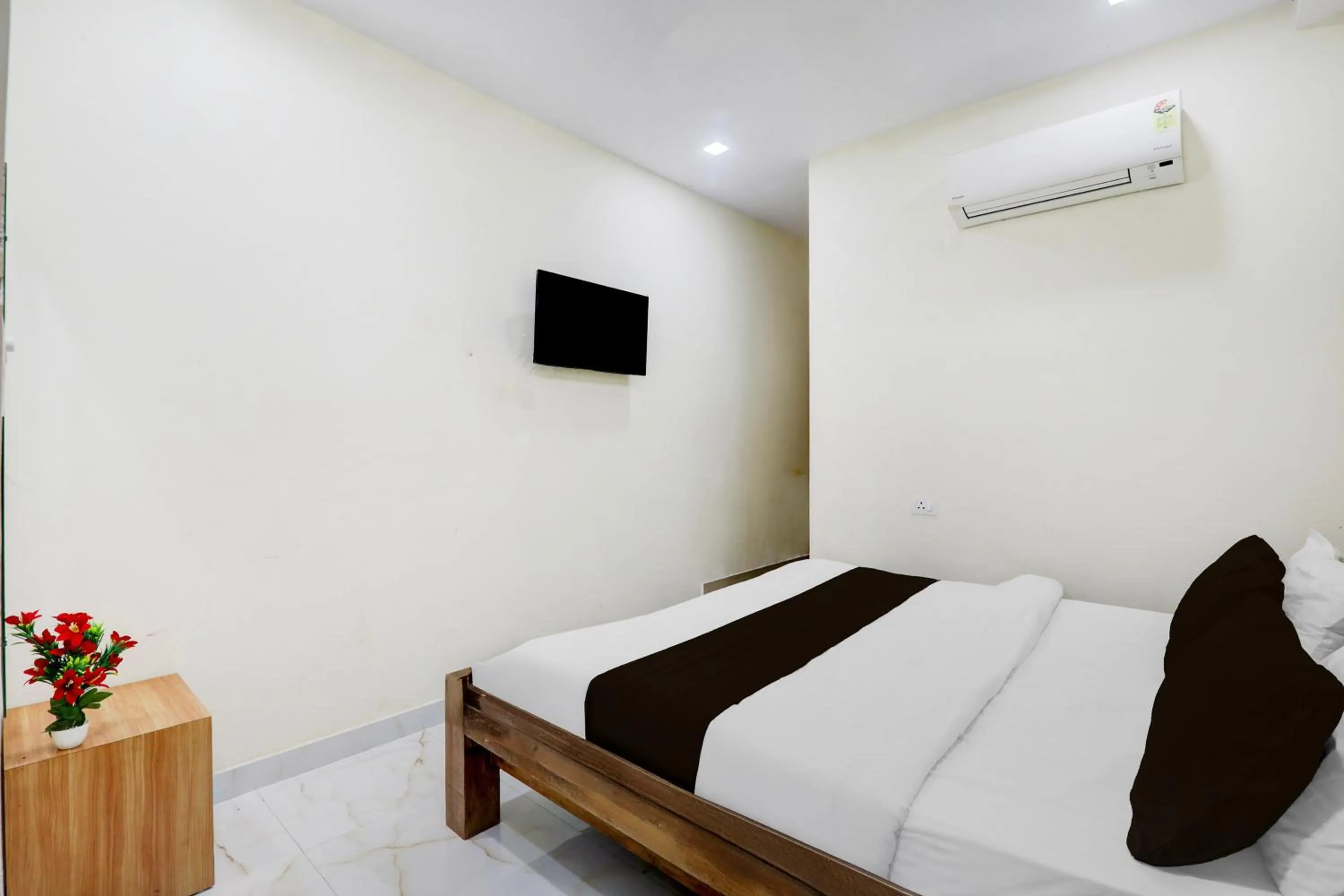 Bedroom, Bed in Super Hotel O IIM Road Lucknow
