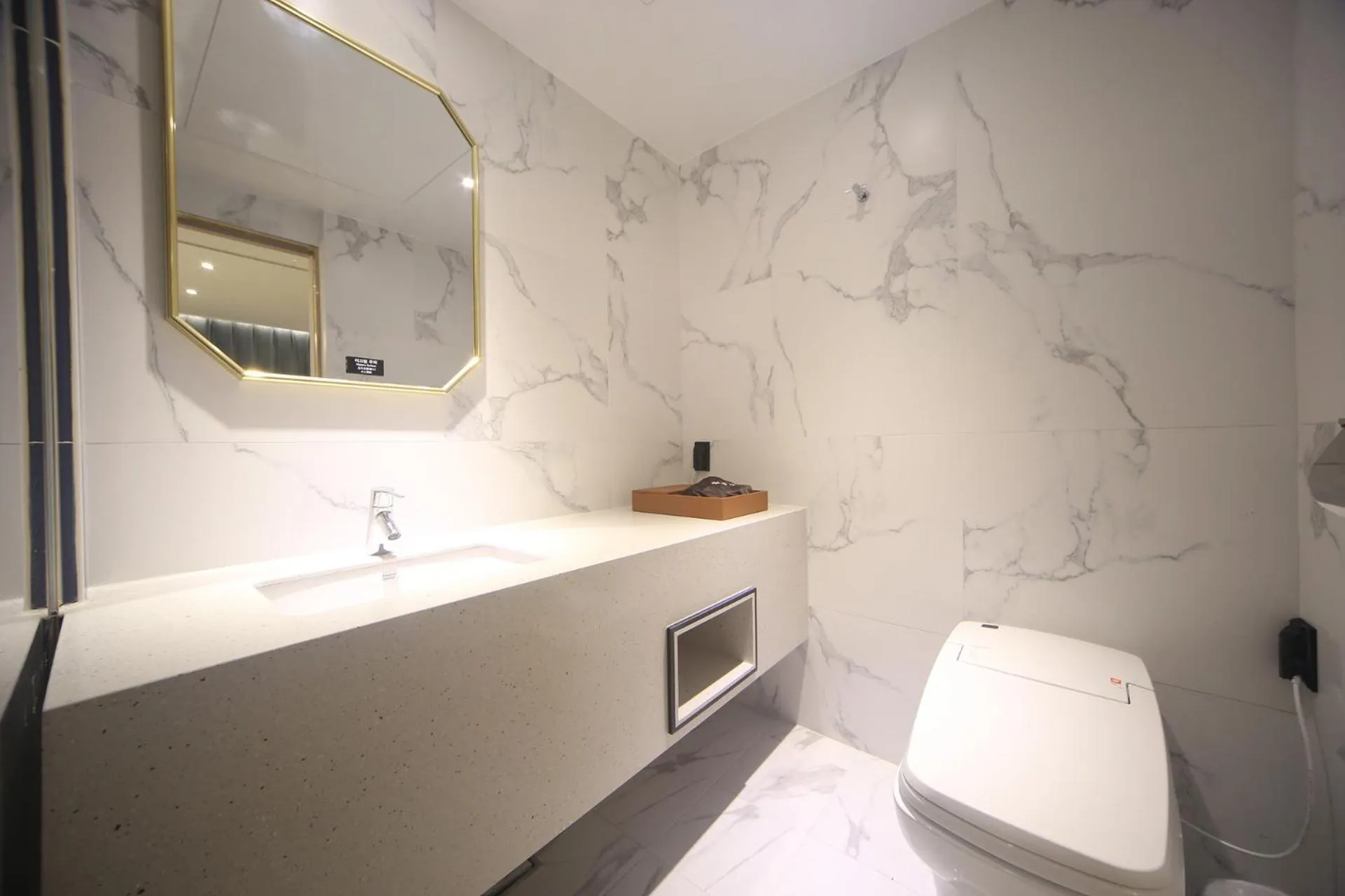 H Avenue Hotel Minam