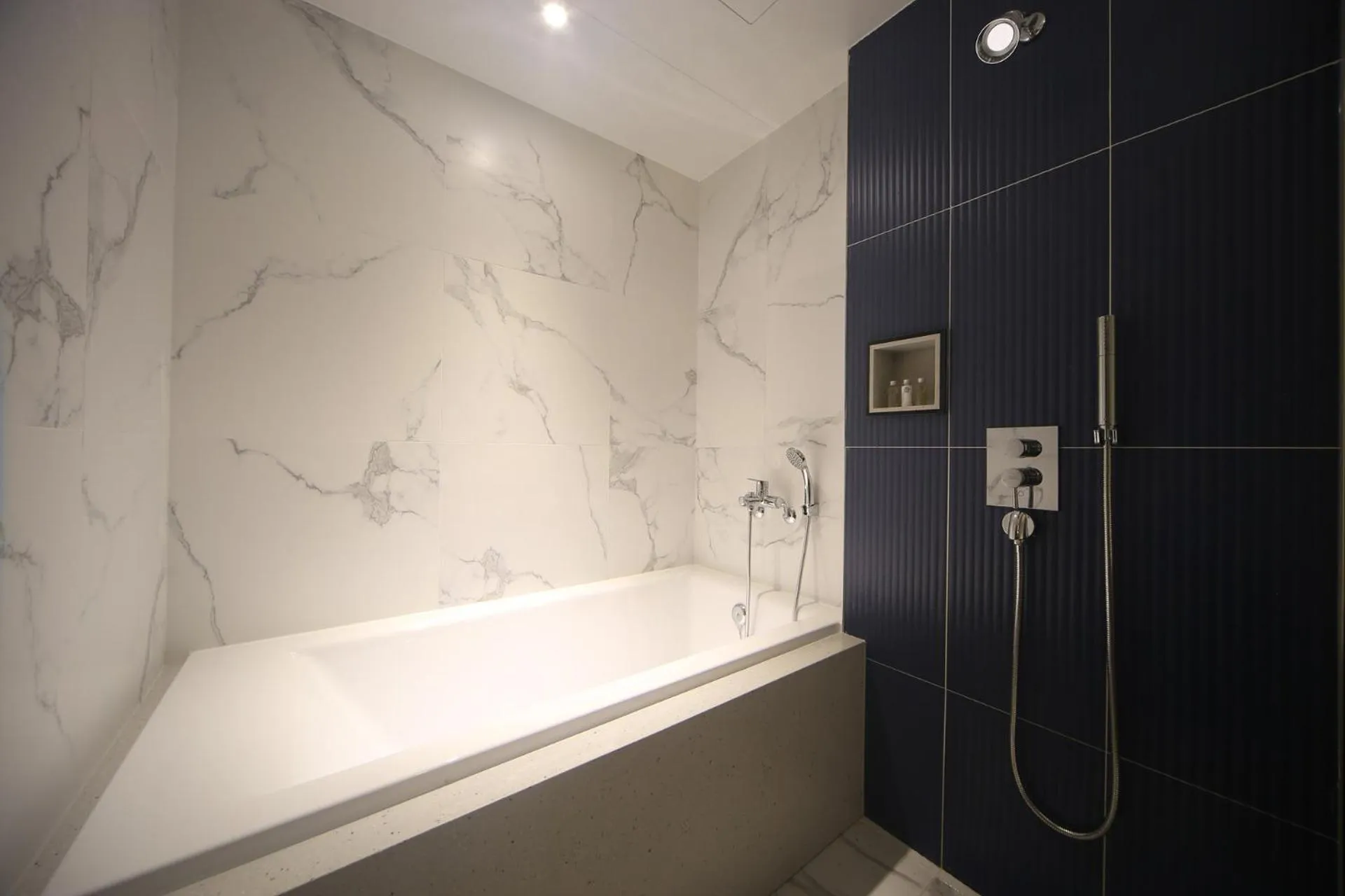 H Avenue Hotel Minam