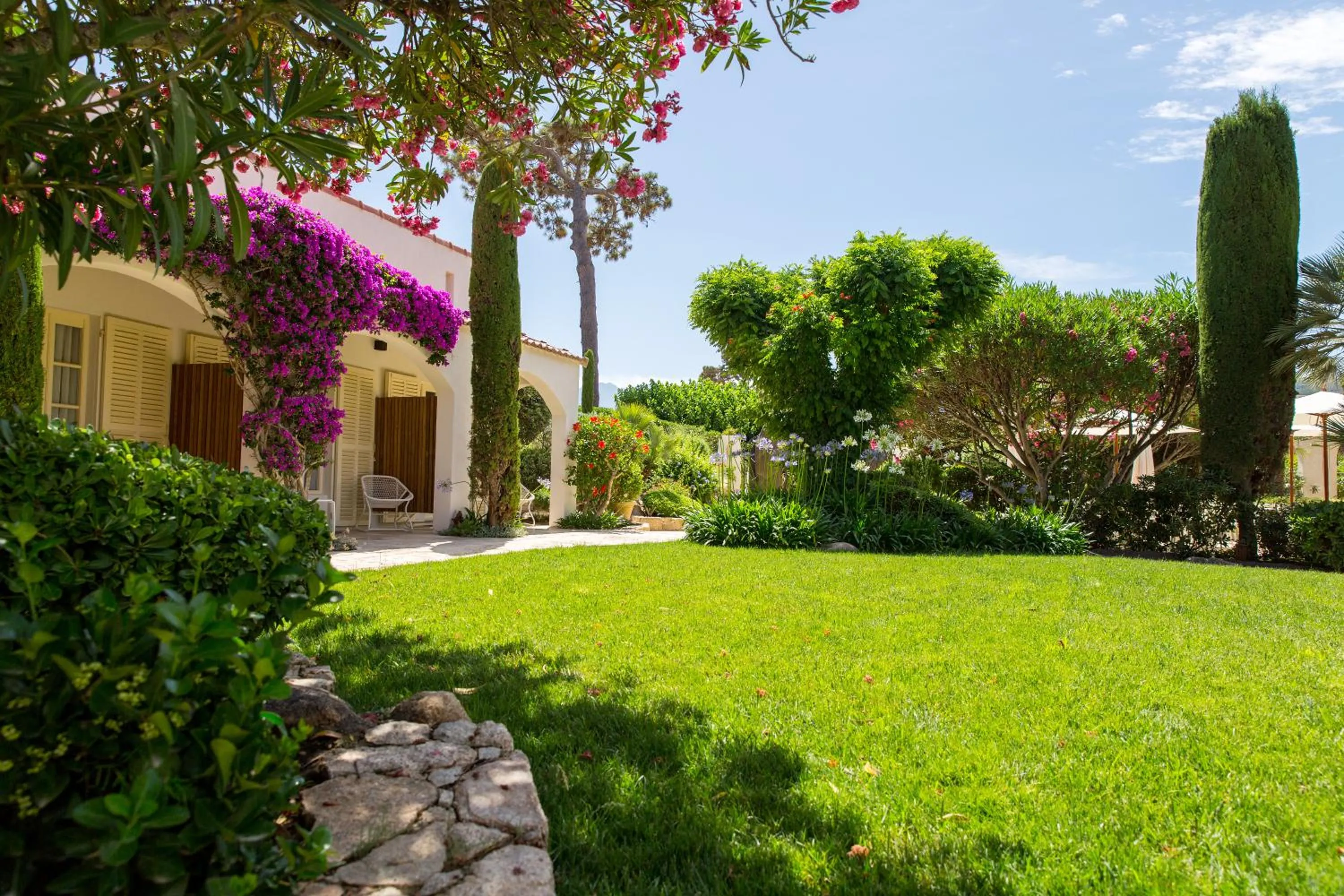 Garden view in Hôtel La Caravelle