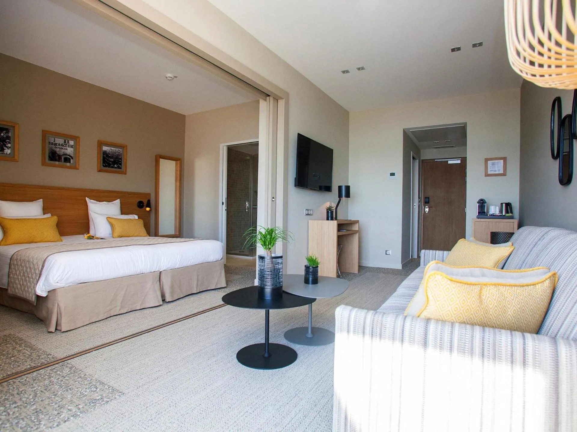 Bedroom in Hôtel La Caravelle