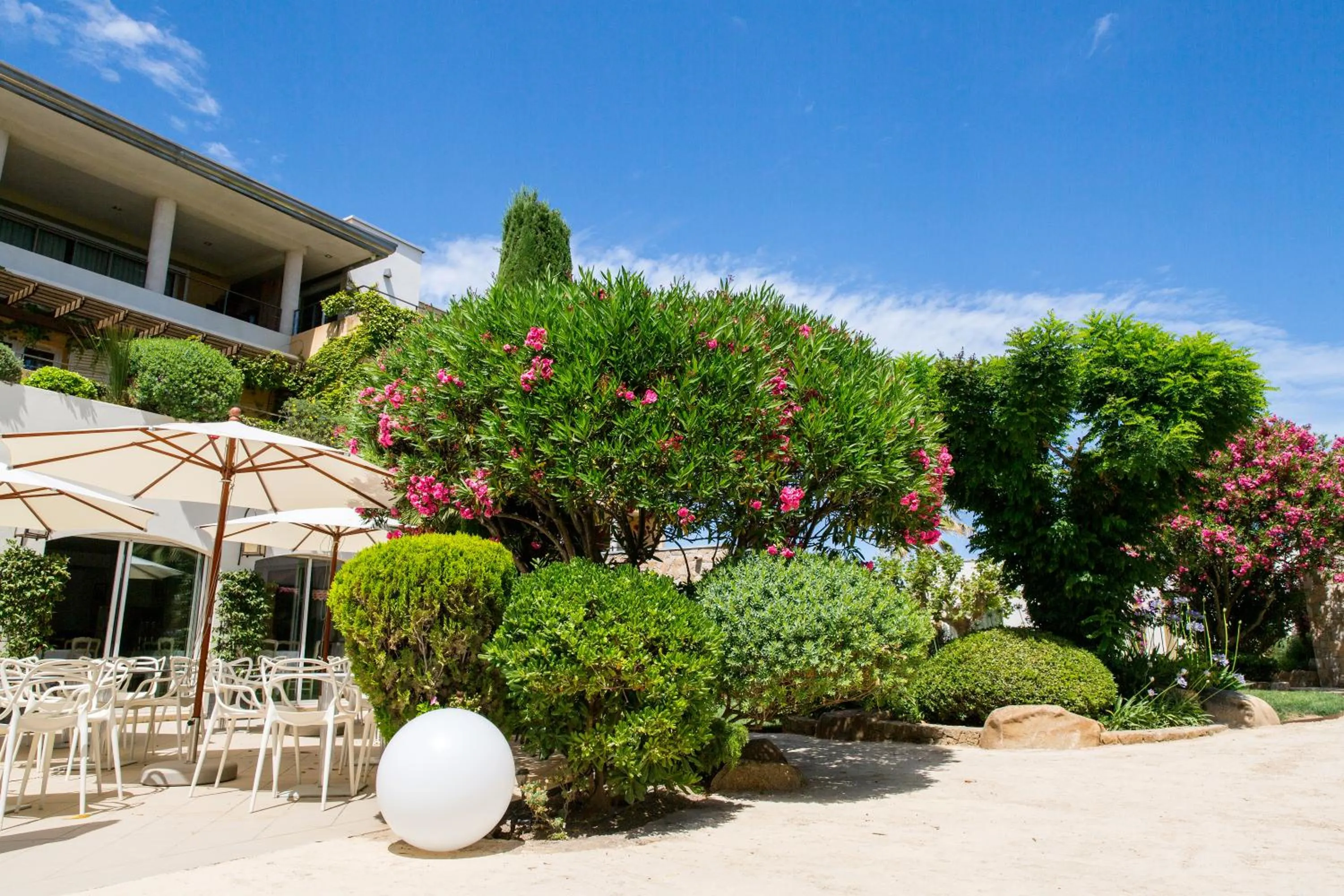Patio in Hôtel La Caravelle