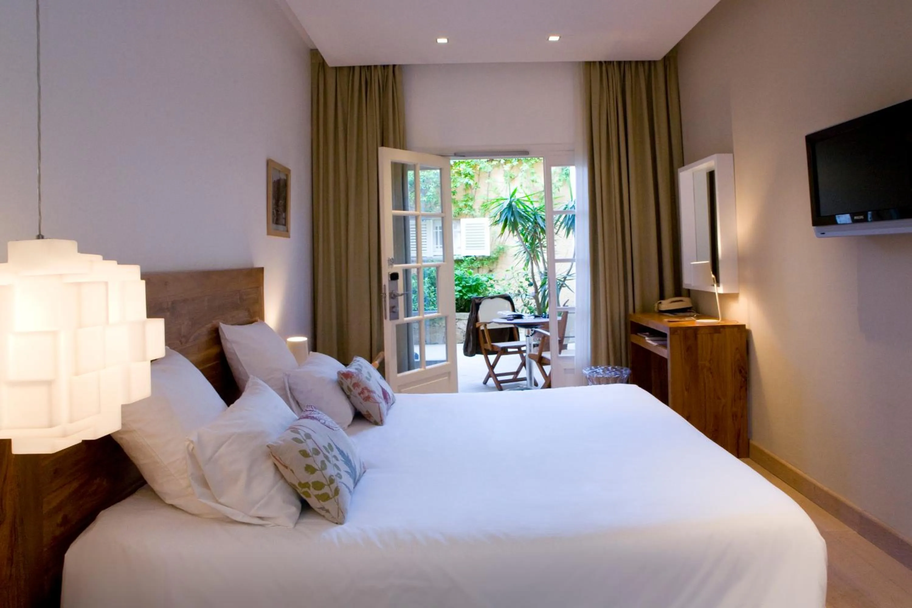 Photo of the whole room in Hôtel La Caravelle