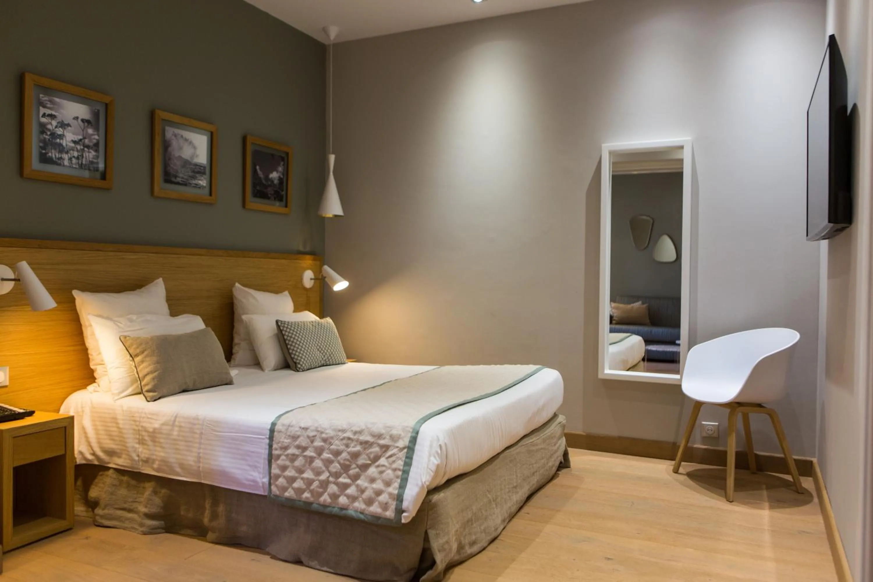 Photo of the whole room in Hôtel La Caravelle