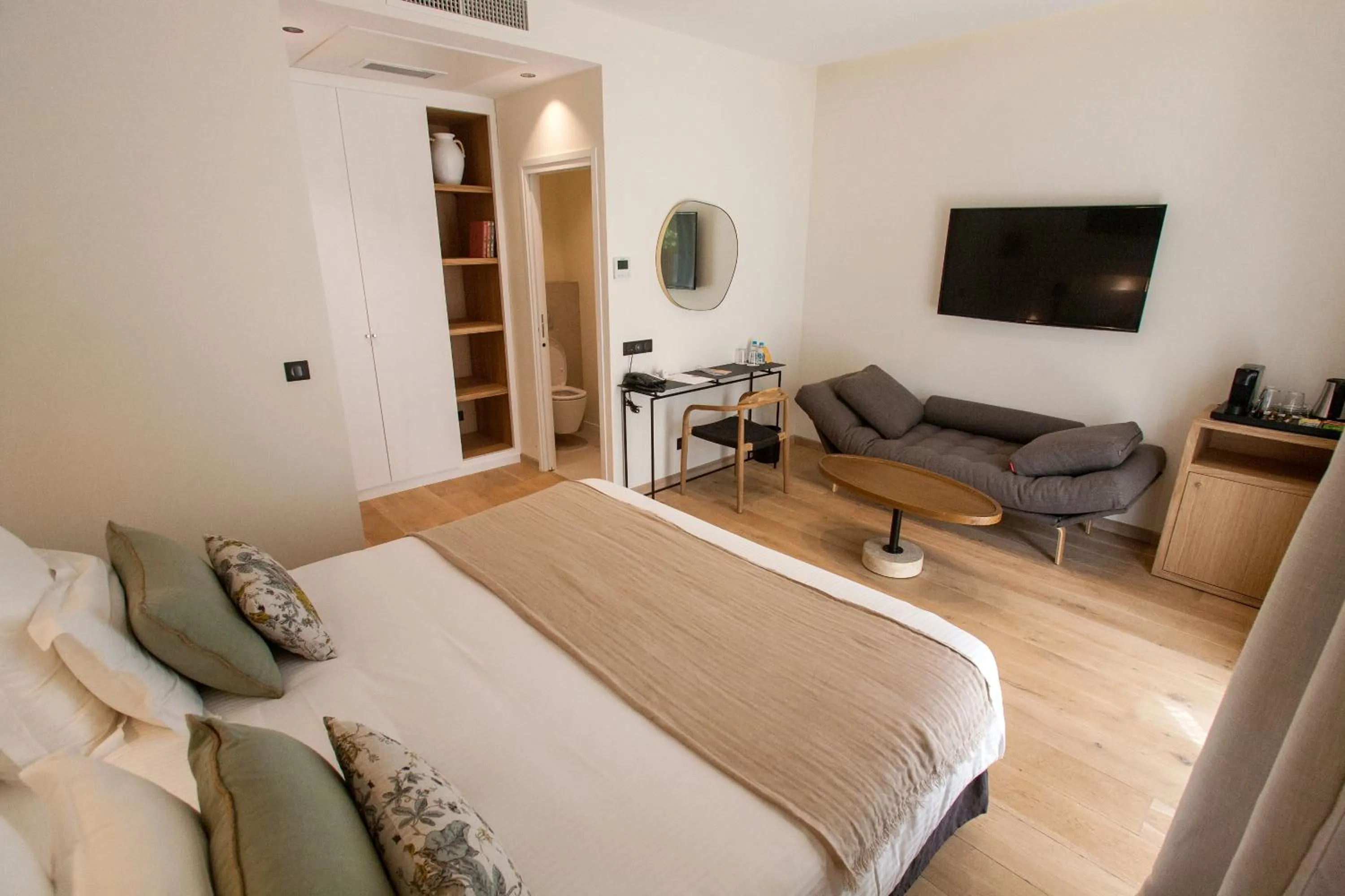 Bedroom in Hôtel La Caravelle