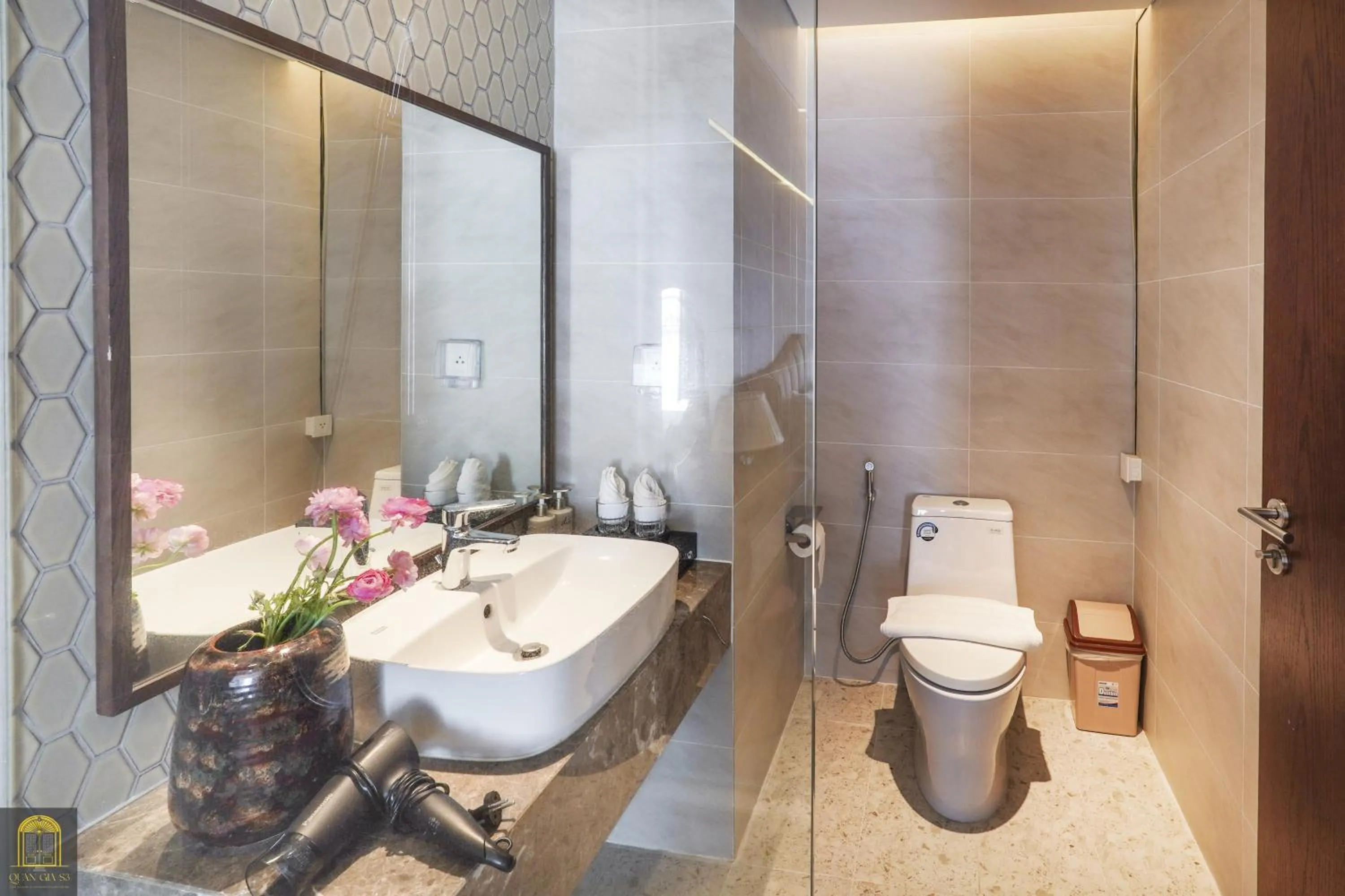 Shower in Mandala Pearl Azure Retreat