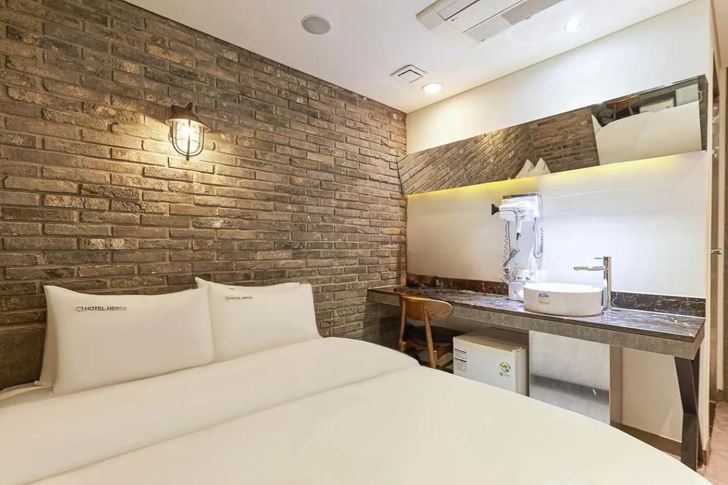 Photo of the whole room, Bed in HERTZ Hotel