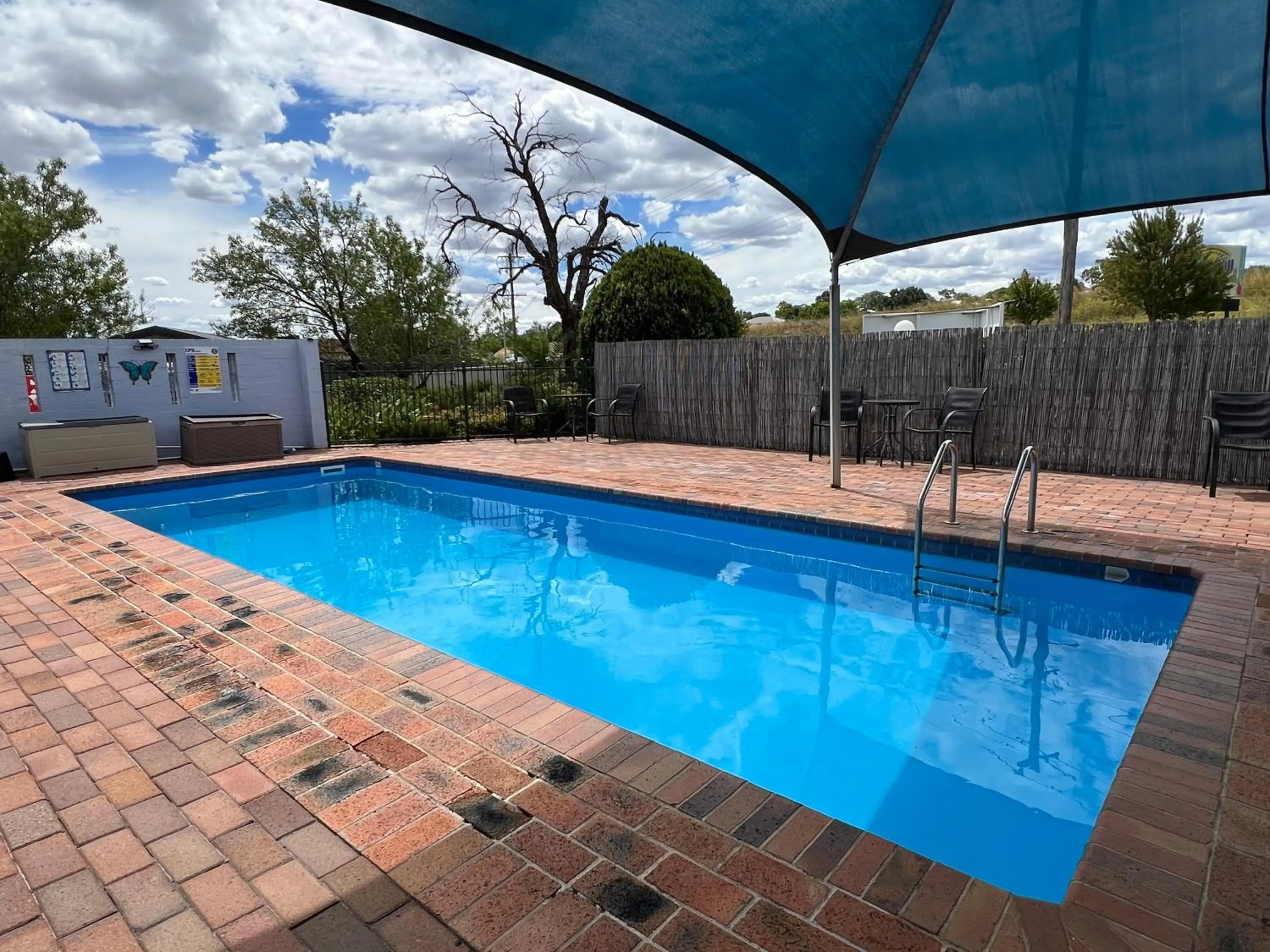 Swimming pool in Almond Inn Motel