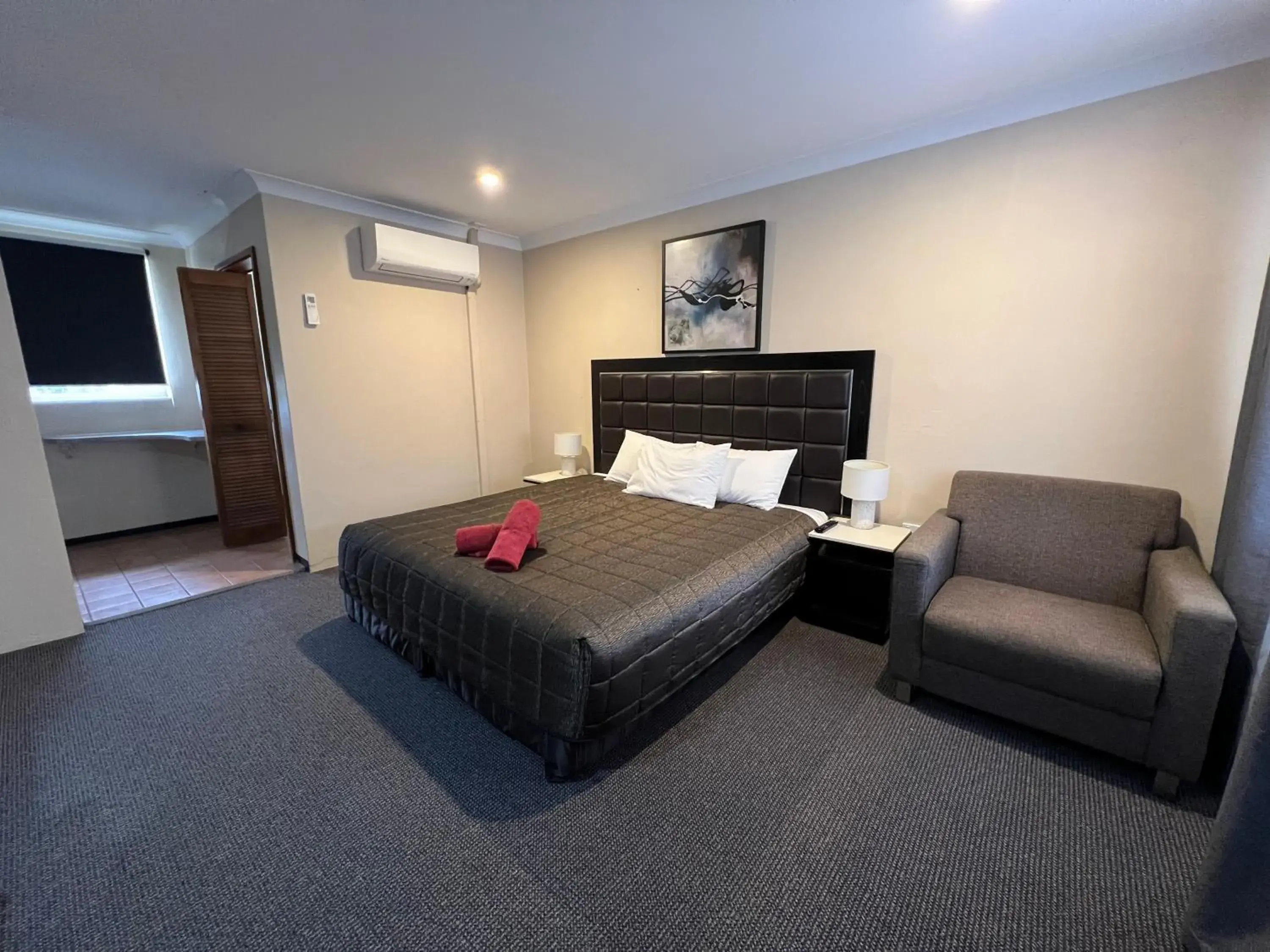 Standard Double Room with Kitchenette in Almond Inn Motel Standard Double Room with Kitchenette in Almond Inn Motel