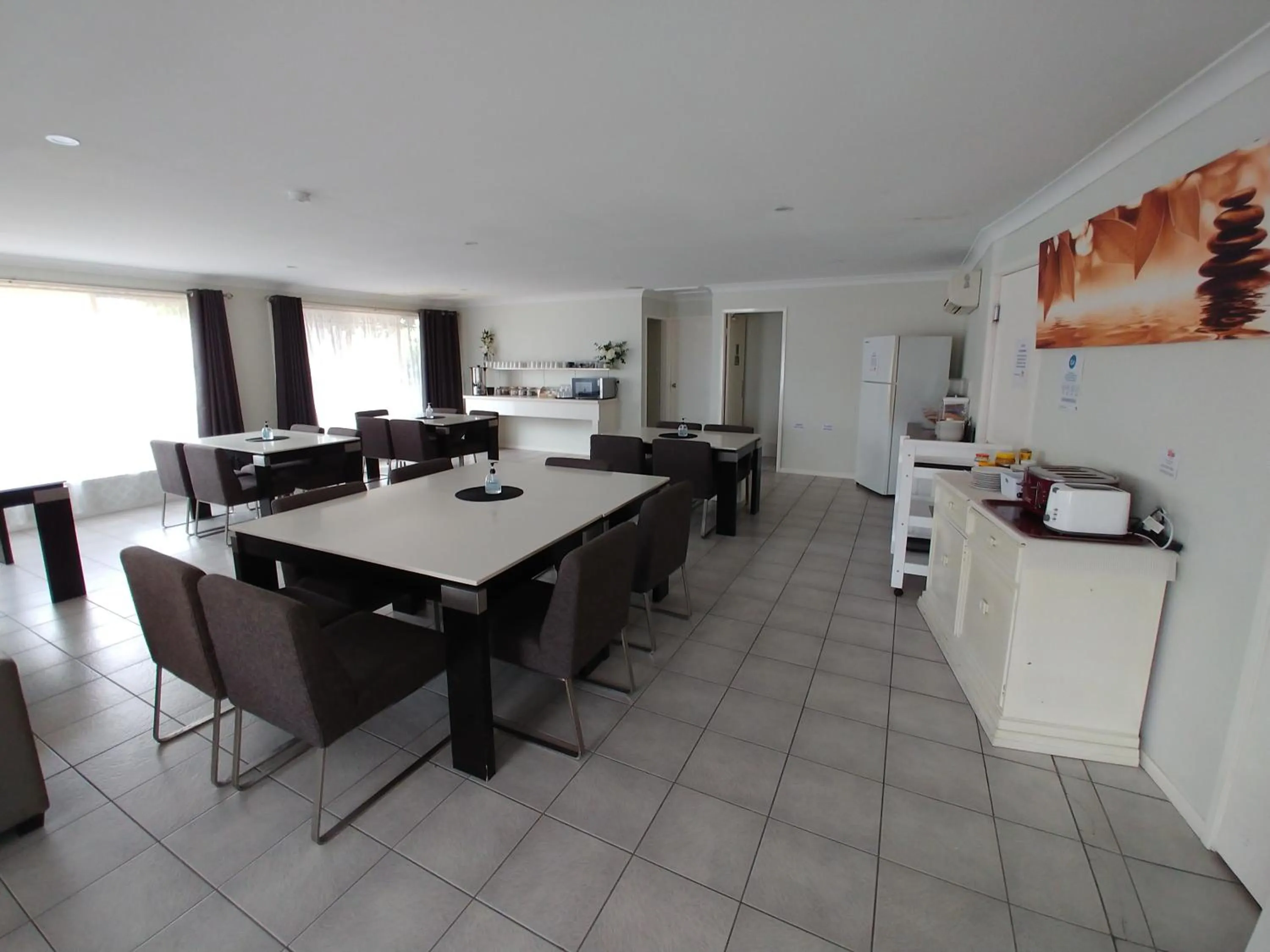 Breakfast in Almond Inn Motel