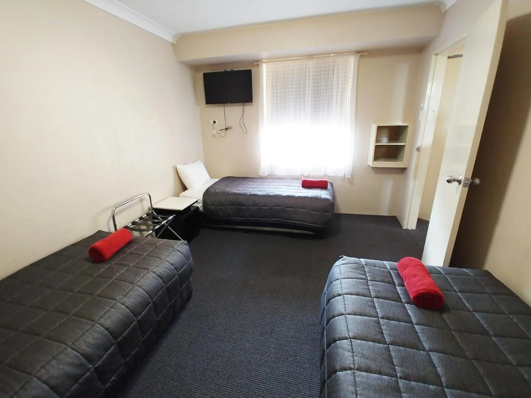 Bed in Almond Inn Motel