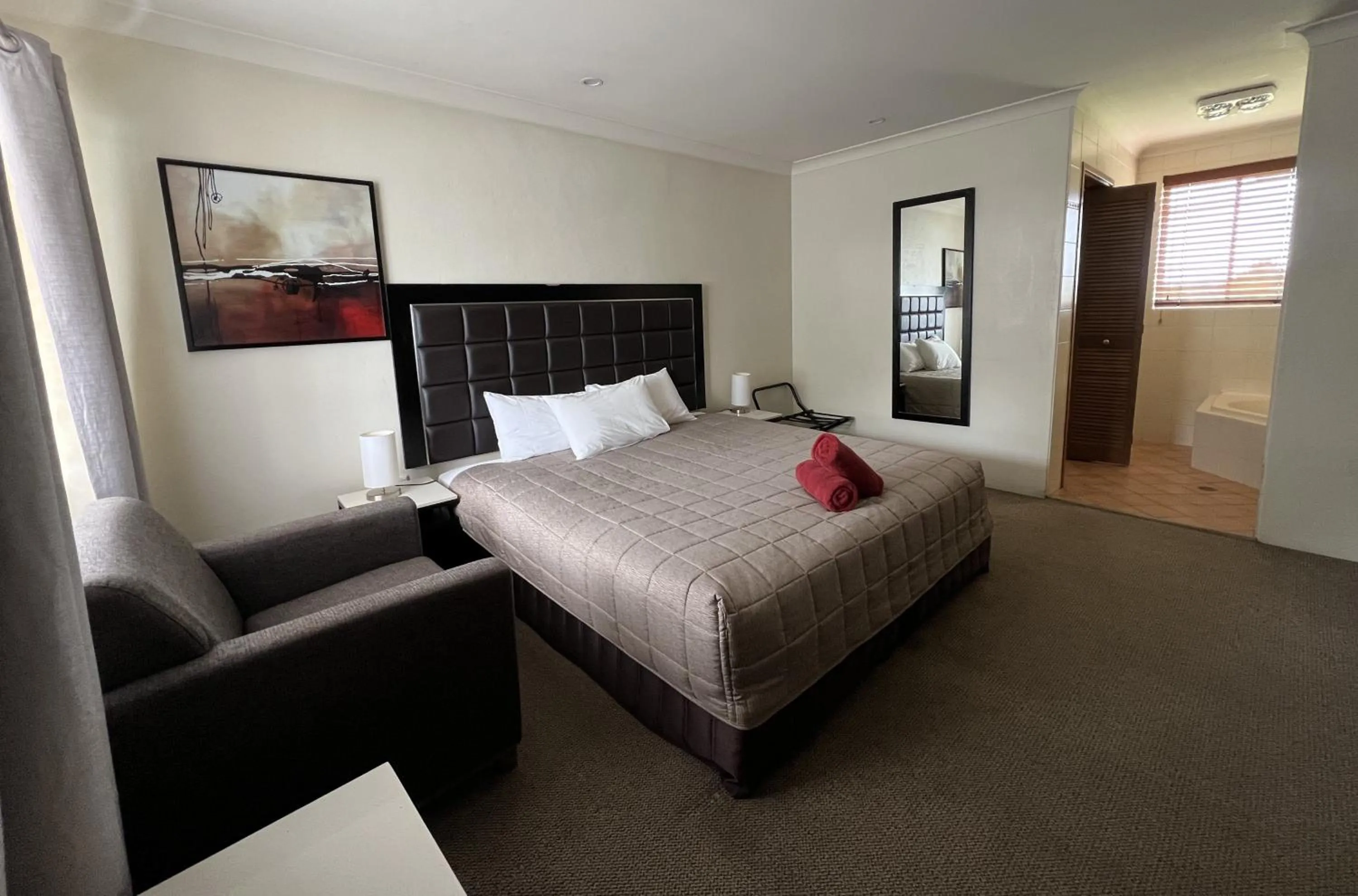 Bed in Almond Inn Motel