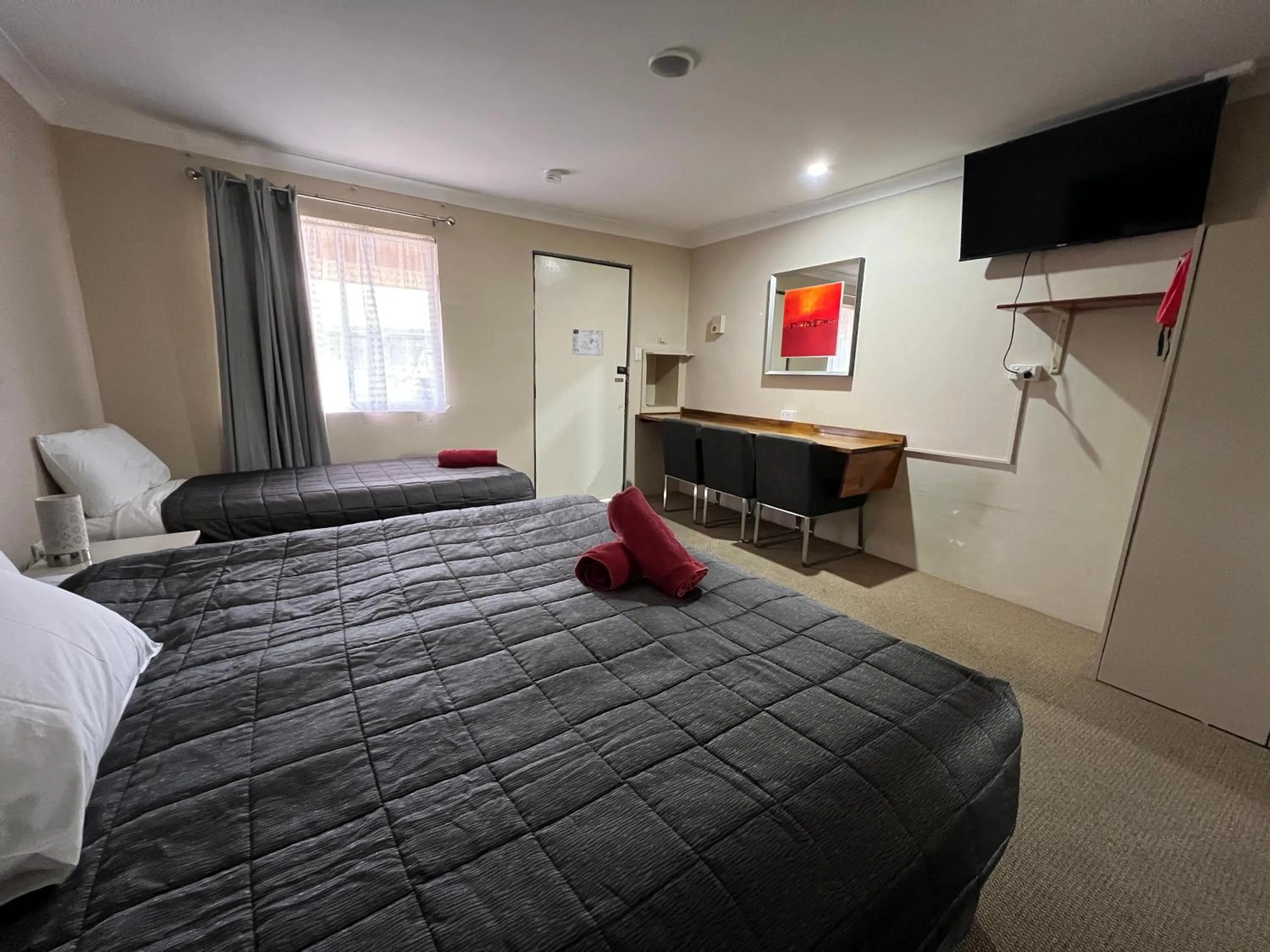 Bed in Almond Inn Motel