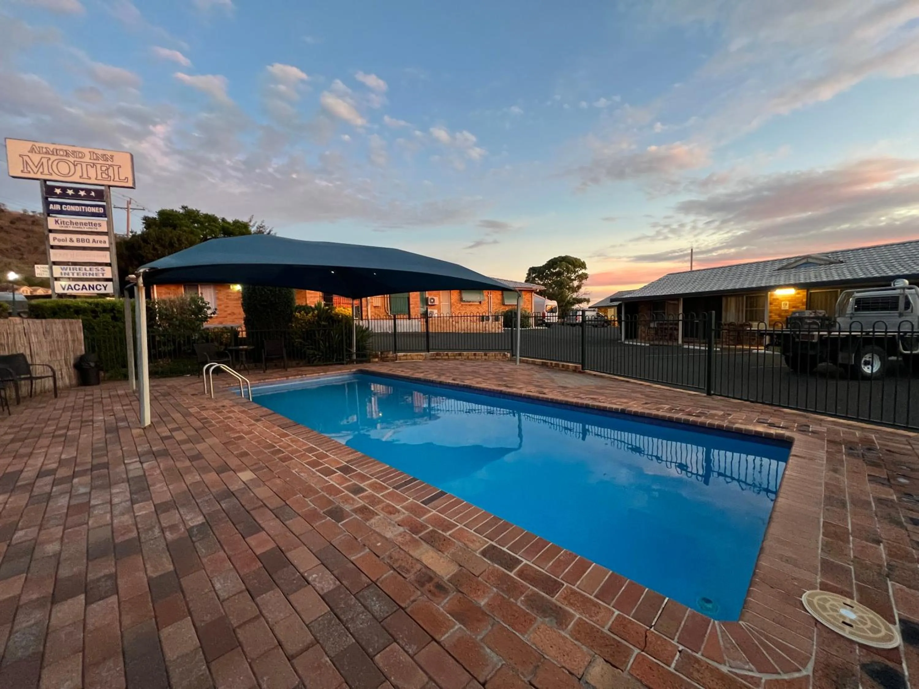 Swimming pool in Almond Inn Motel