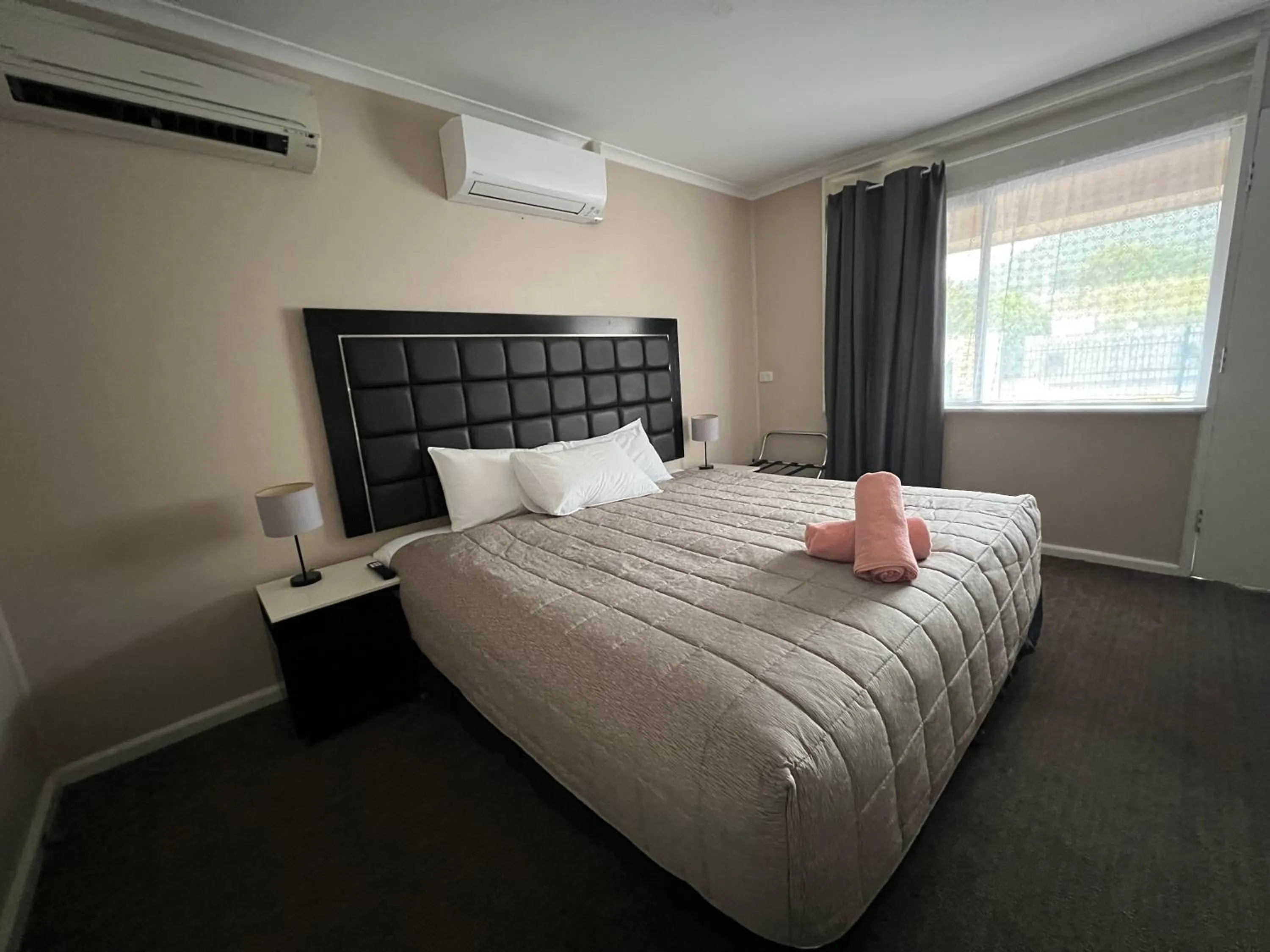 Bed in Almond Inn Motel