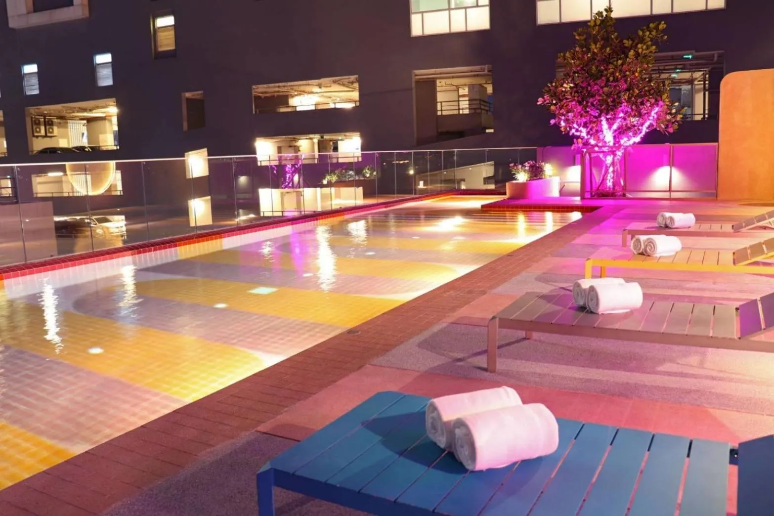 Night in The Quarter Ratchathewi by UHG