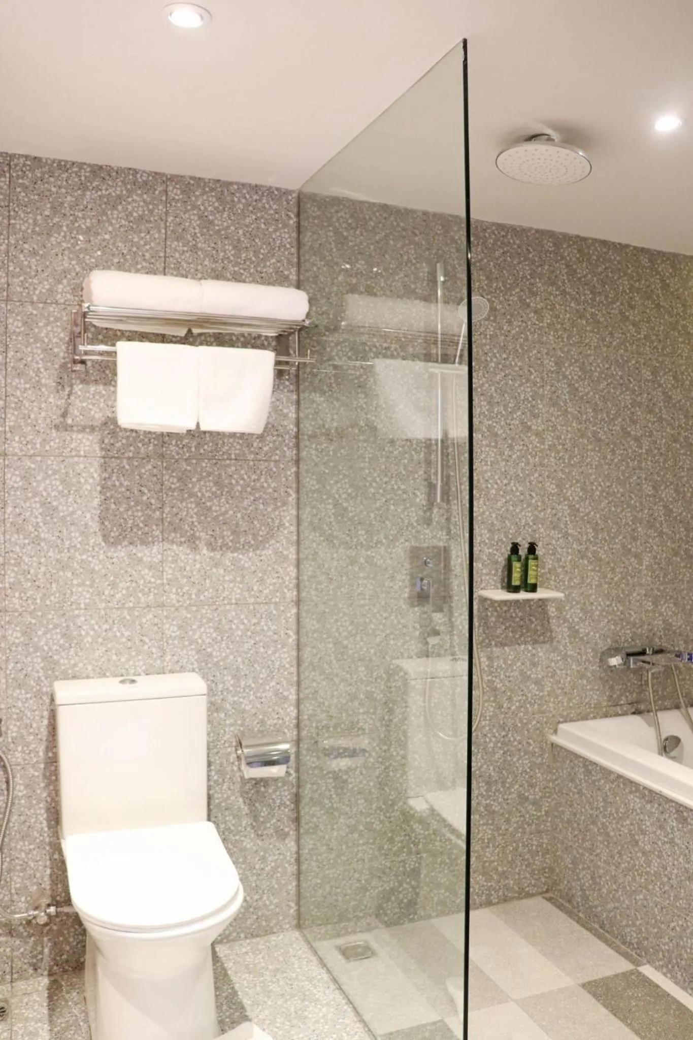 Shower in The Quarter Ratchathewi by UHG