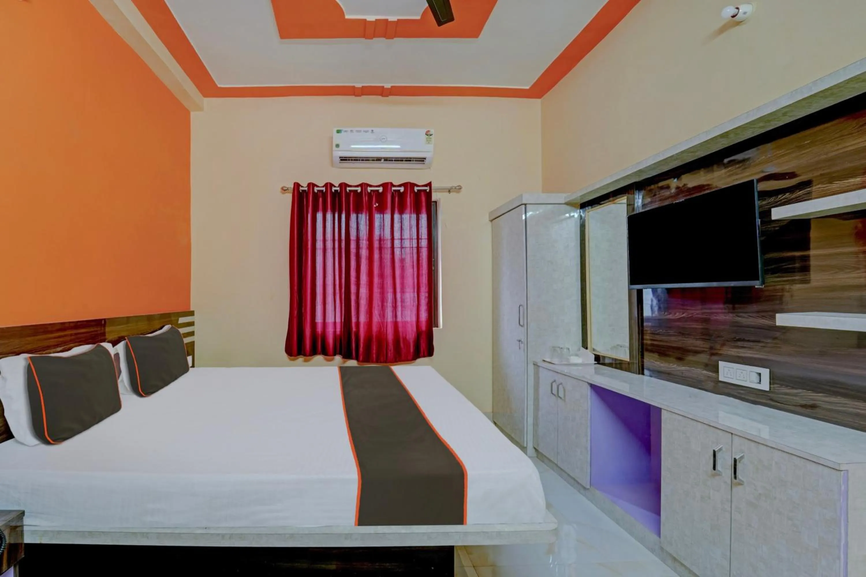 Bedroom, Bed in Hotel O Siddhi Vinayak Hotel & Banquets