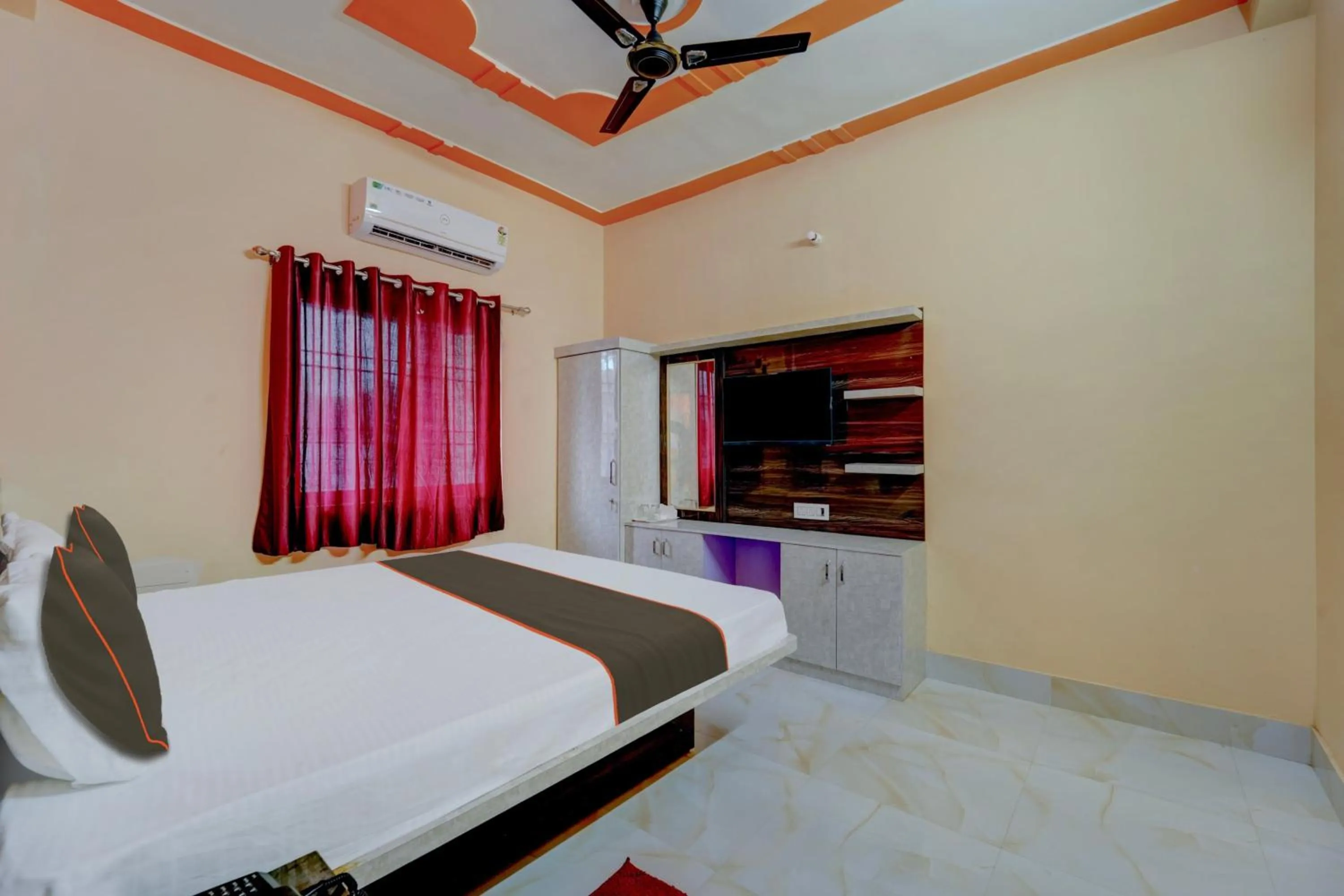 Bedroom, Bed in Hotel O Siddhi Vinayak Hotel & Banquets