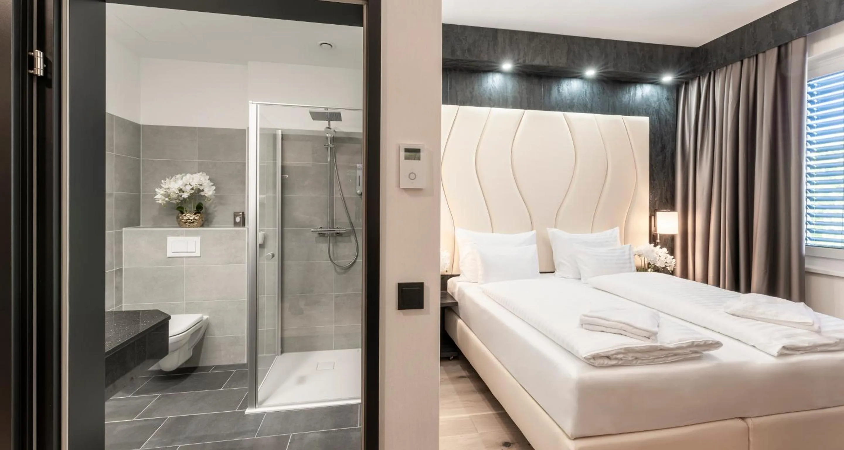 Bathroom, Bed in PLAZA INN Wiener Neustadt, BW Signature Collection