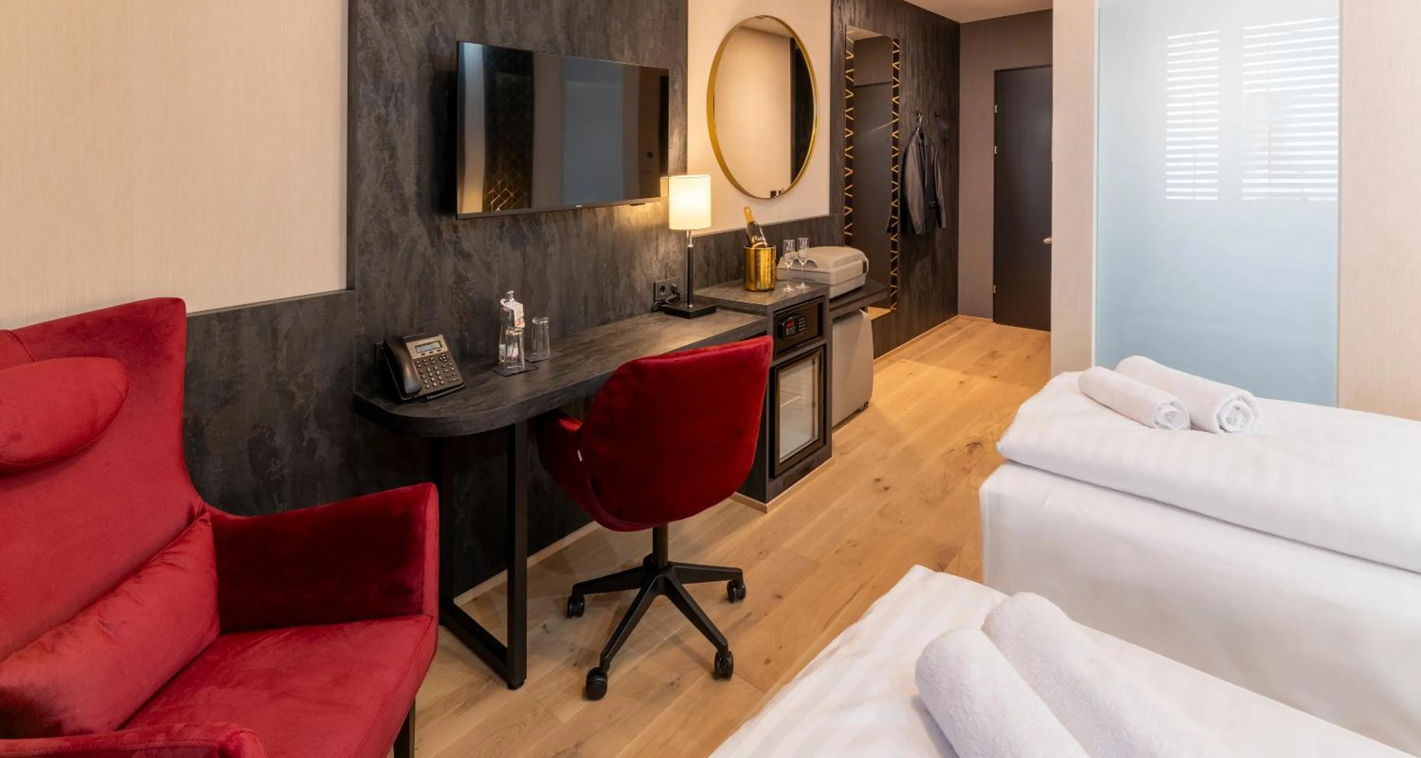 TV and multimedia, Bed in PLAZA INN Wiener Neustadt, BW Signature Collection