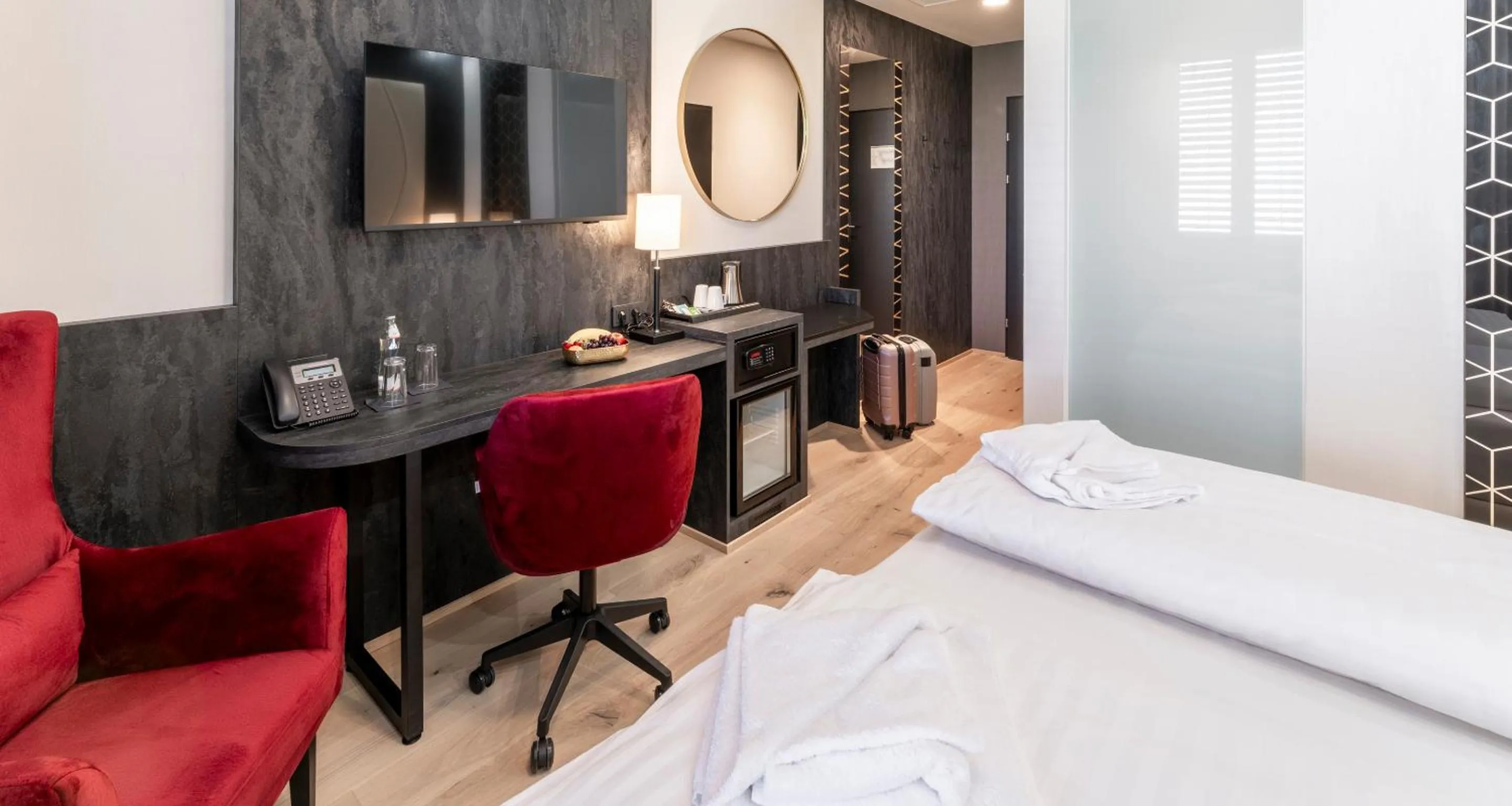 TV and multimedia, Bed in PLAZA INN Wiener Neustadt, BW Signature Collection