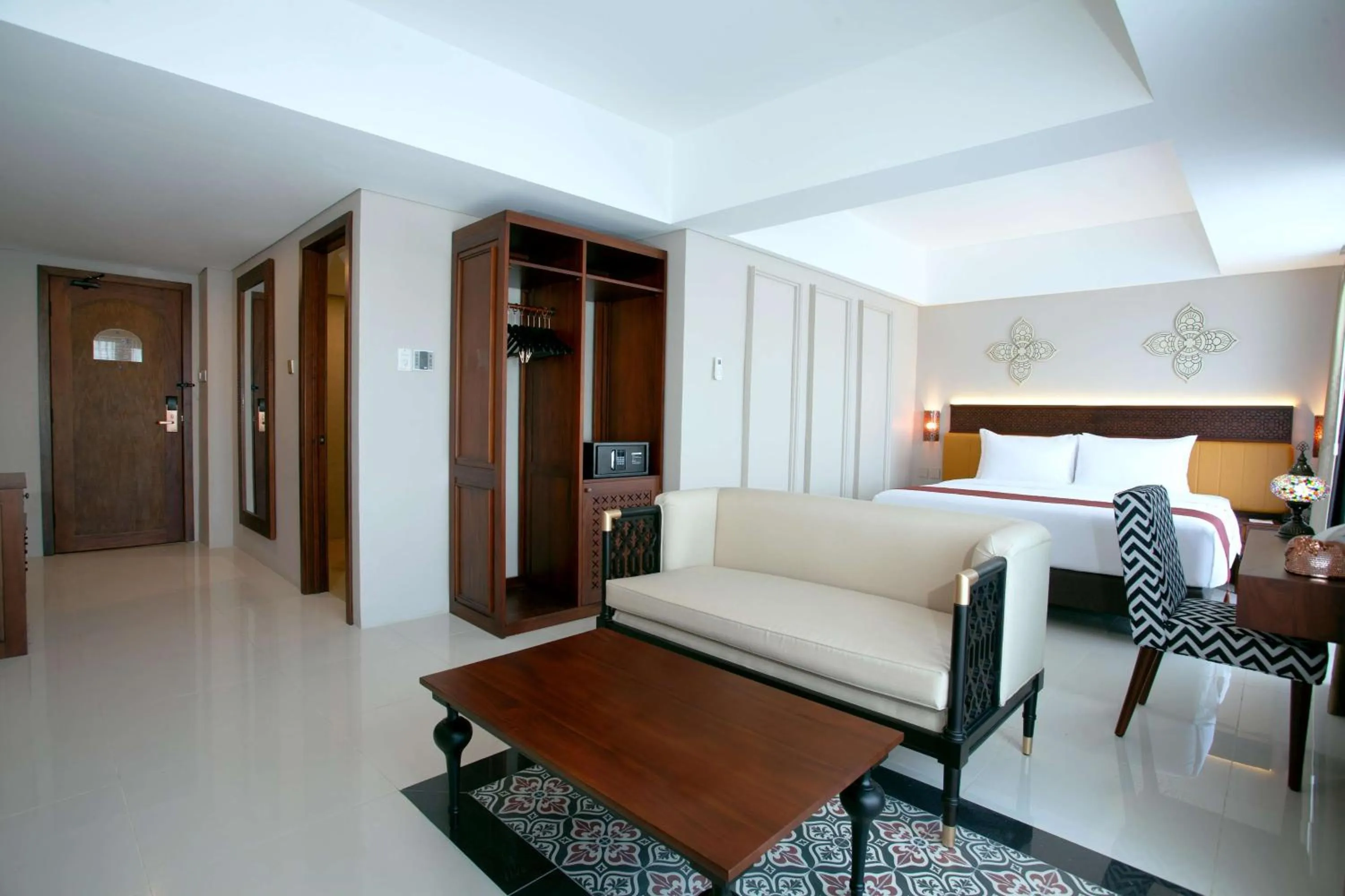 Photo of the whole room, Bed in Alhambra Hotel & Convention, BW Signature Collection