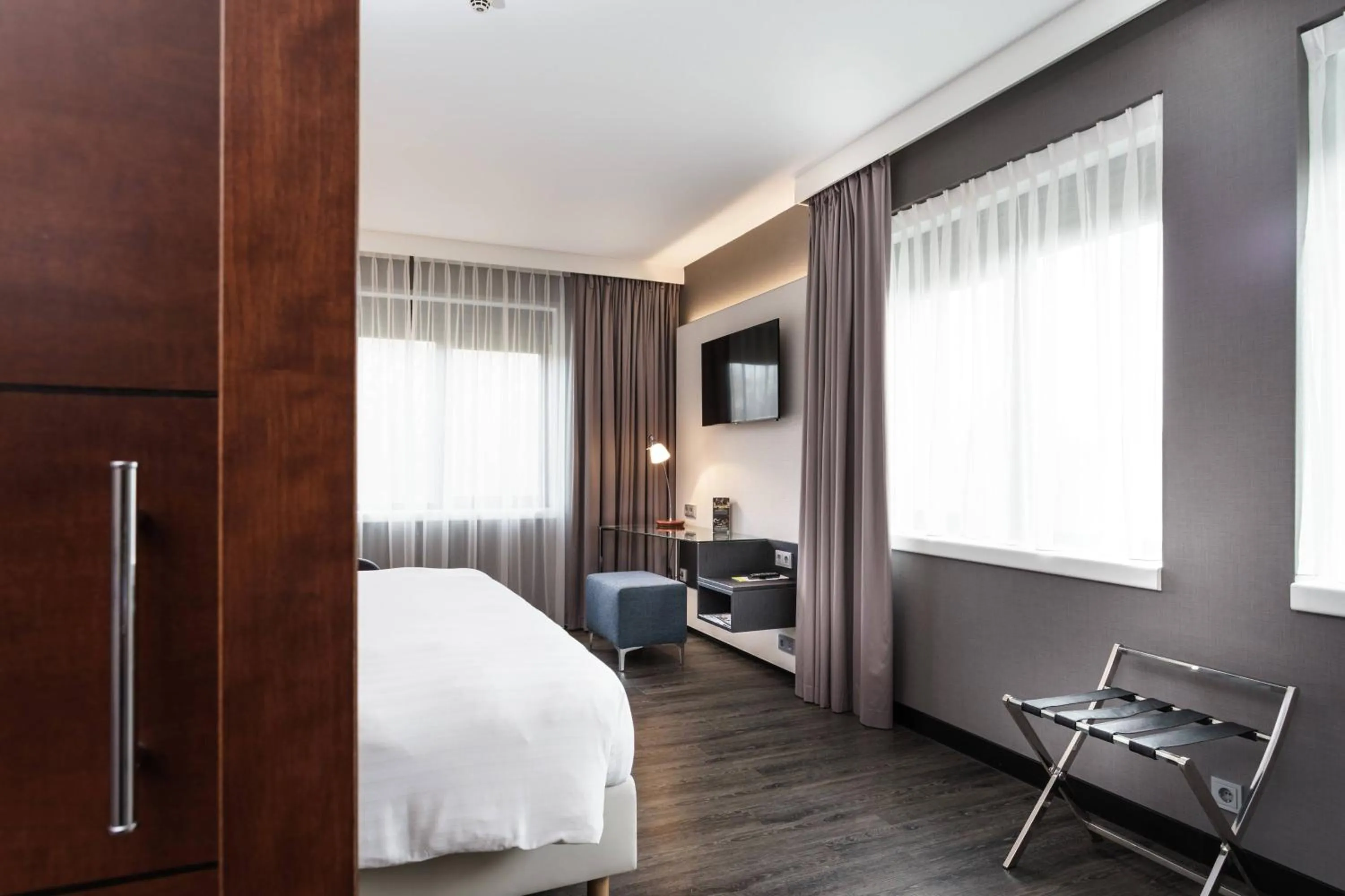 Photo of the whole room, Bed in Courtyard by Marriott Amsterdam Airport
