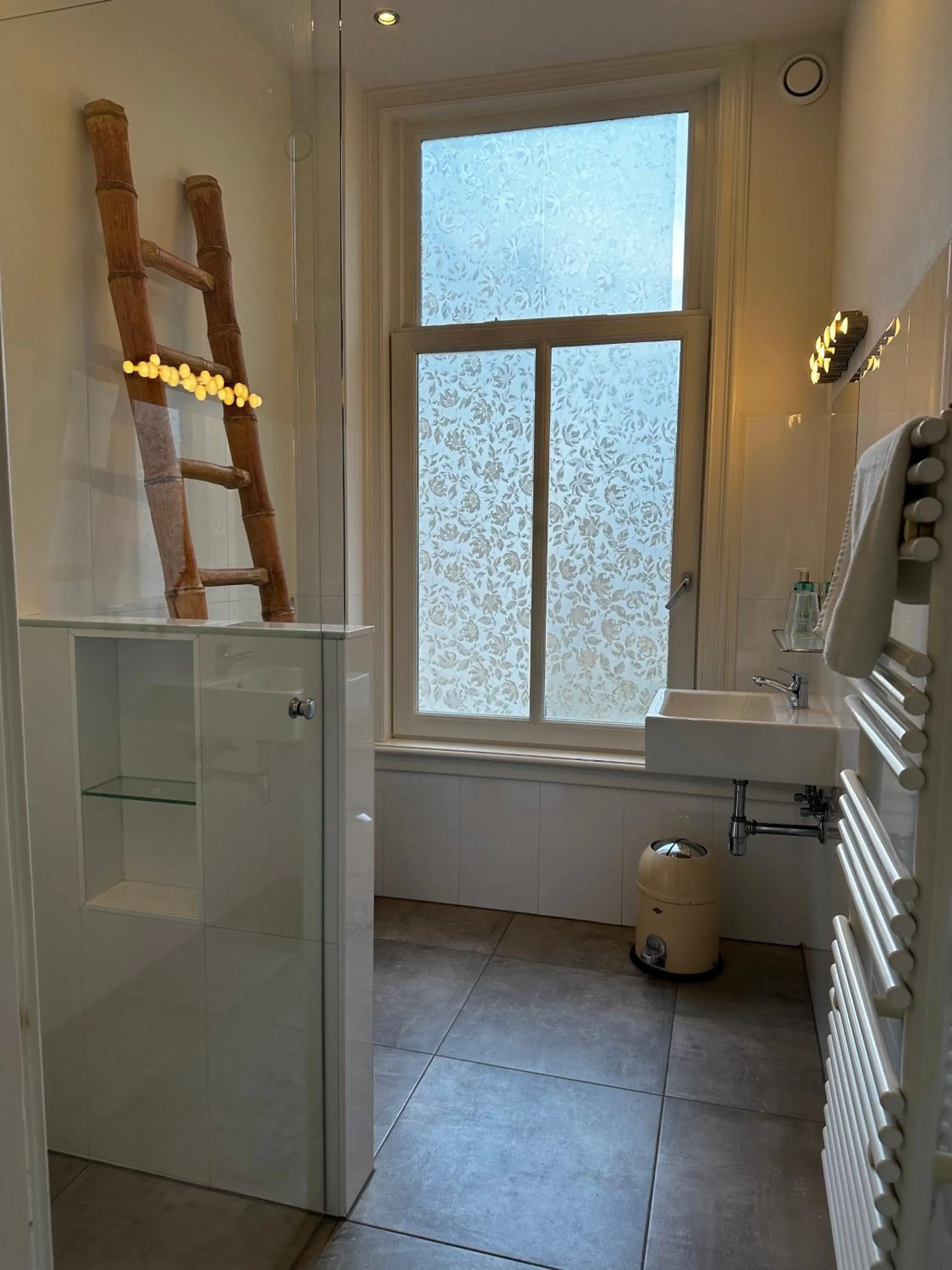 Bathroom in Nine-T-Teen Bed and Boutique