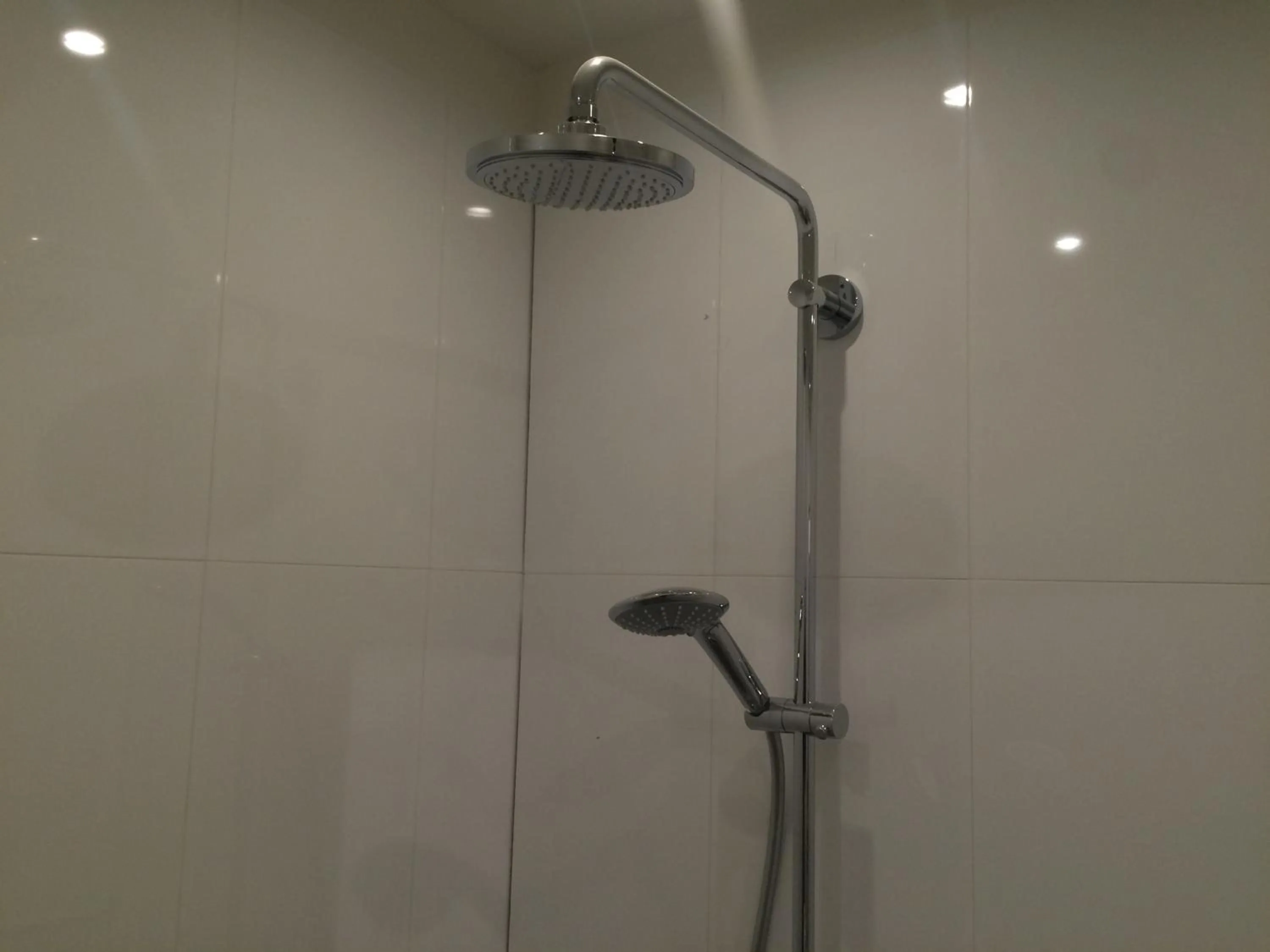 Shower in Nine-T-Teen Bed and Boutique