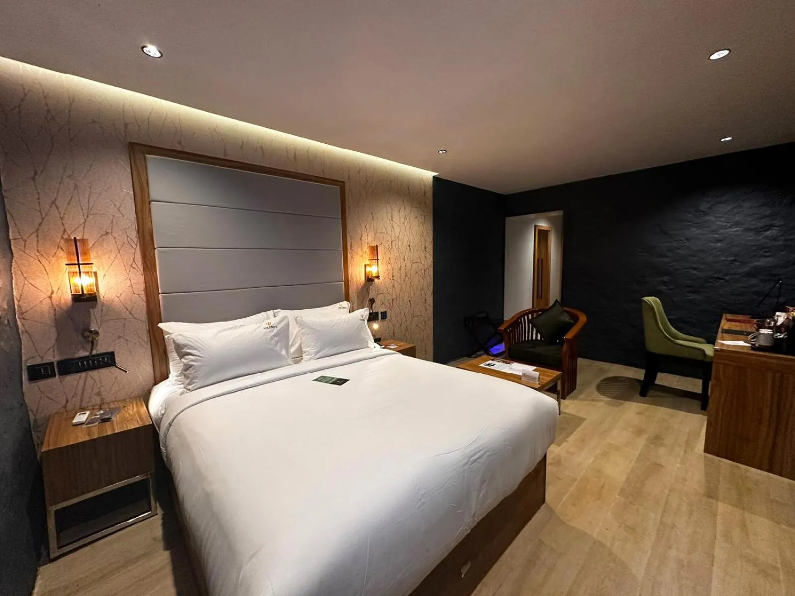 Photo of the whole room, Bed in Viceroy Luxury Mountain Resort and Spa