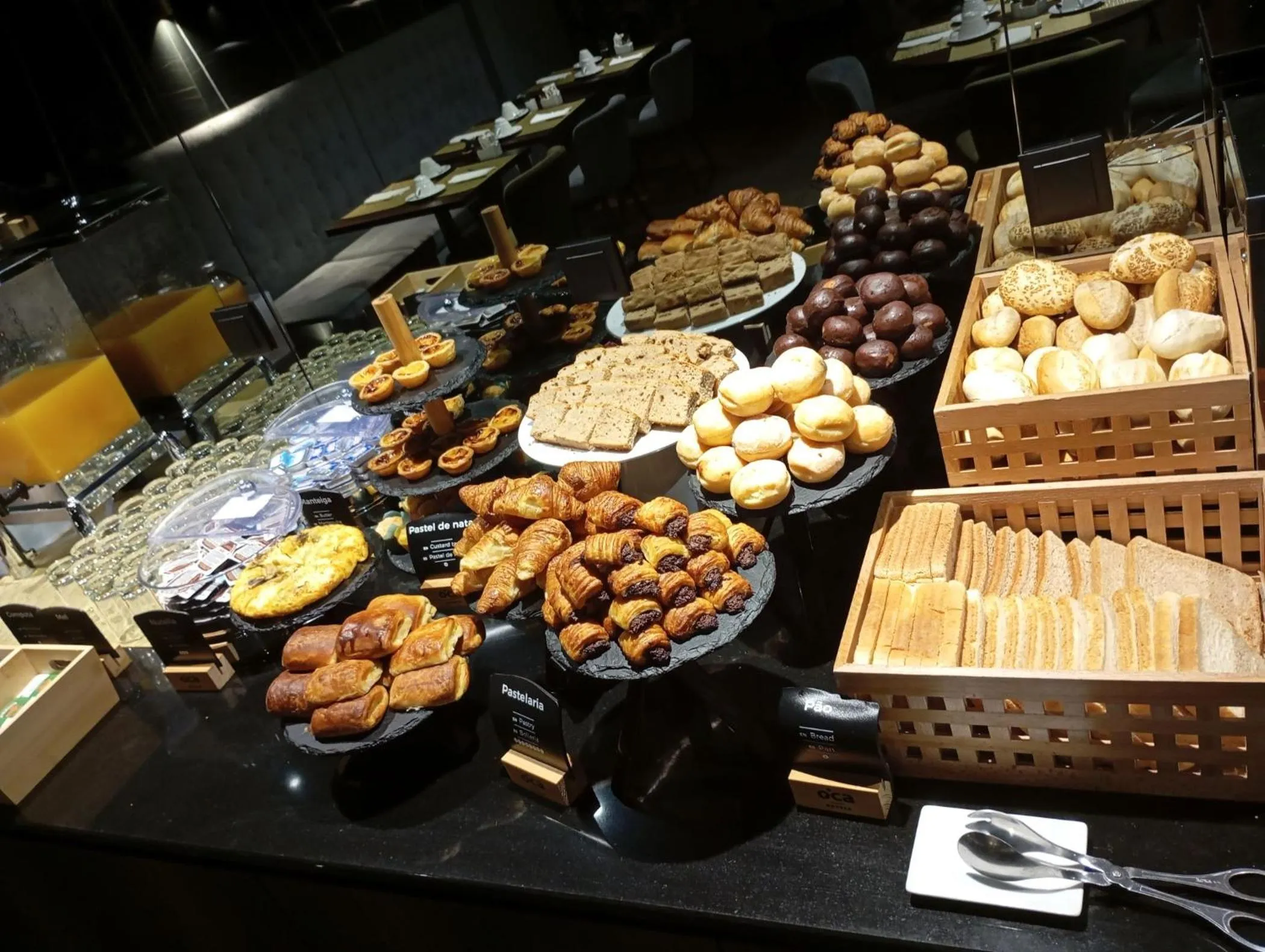 Breakfast in Bom Sucesso Hotel by gaiarooms