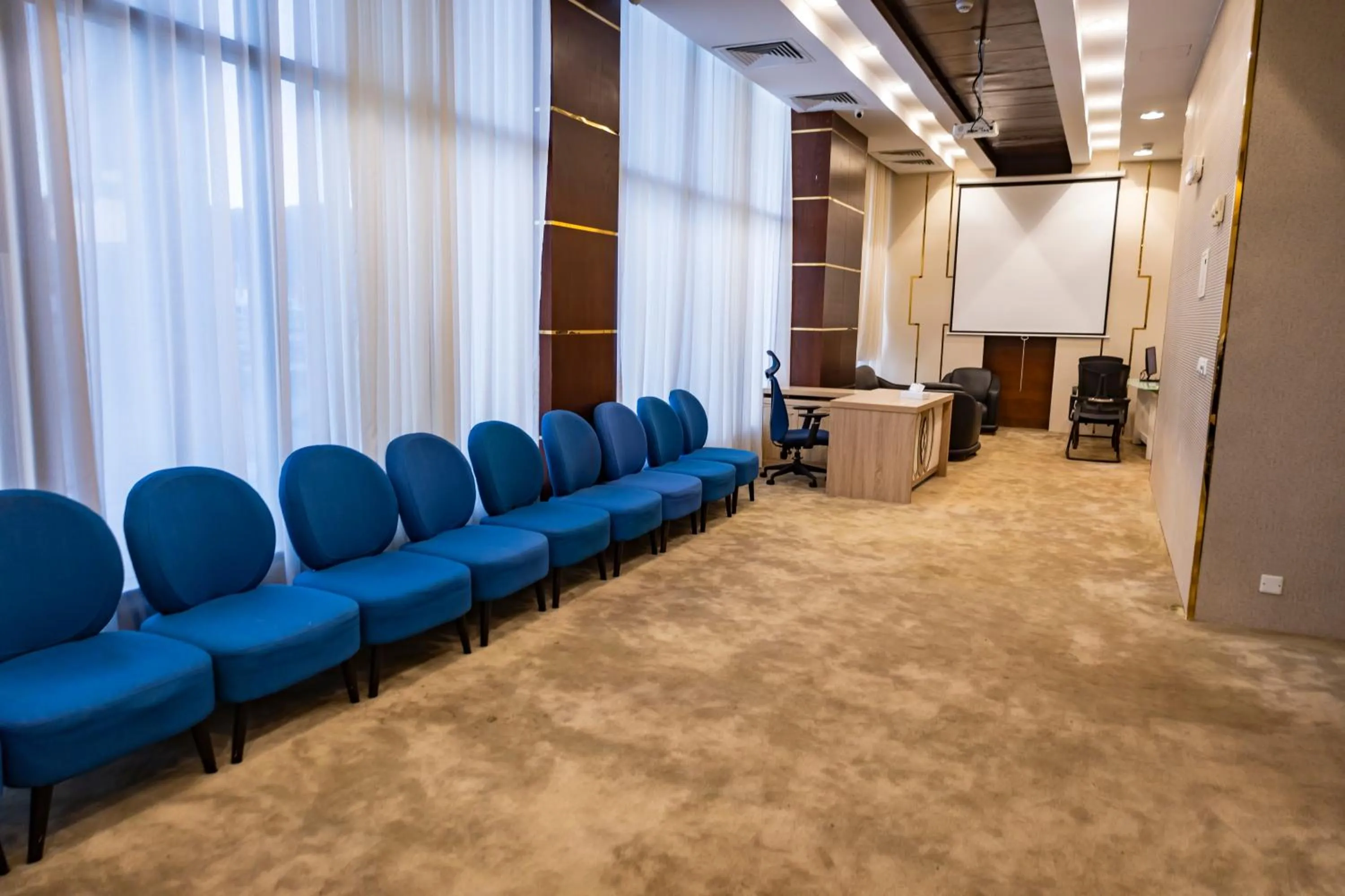 Meeting/conference room in شركة المختارة العالمي للخدمات الفندقيه - Al Mukhtara International Hotel