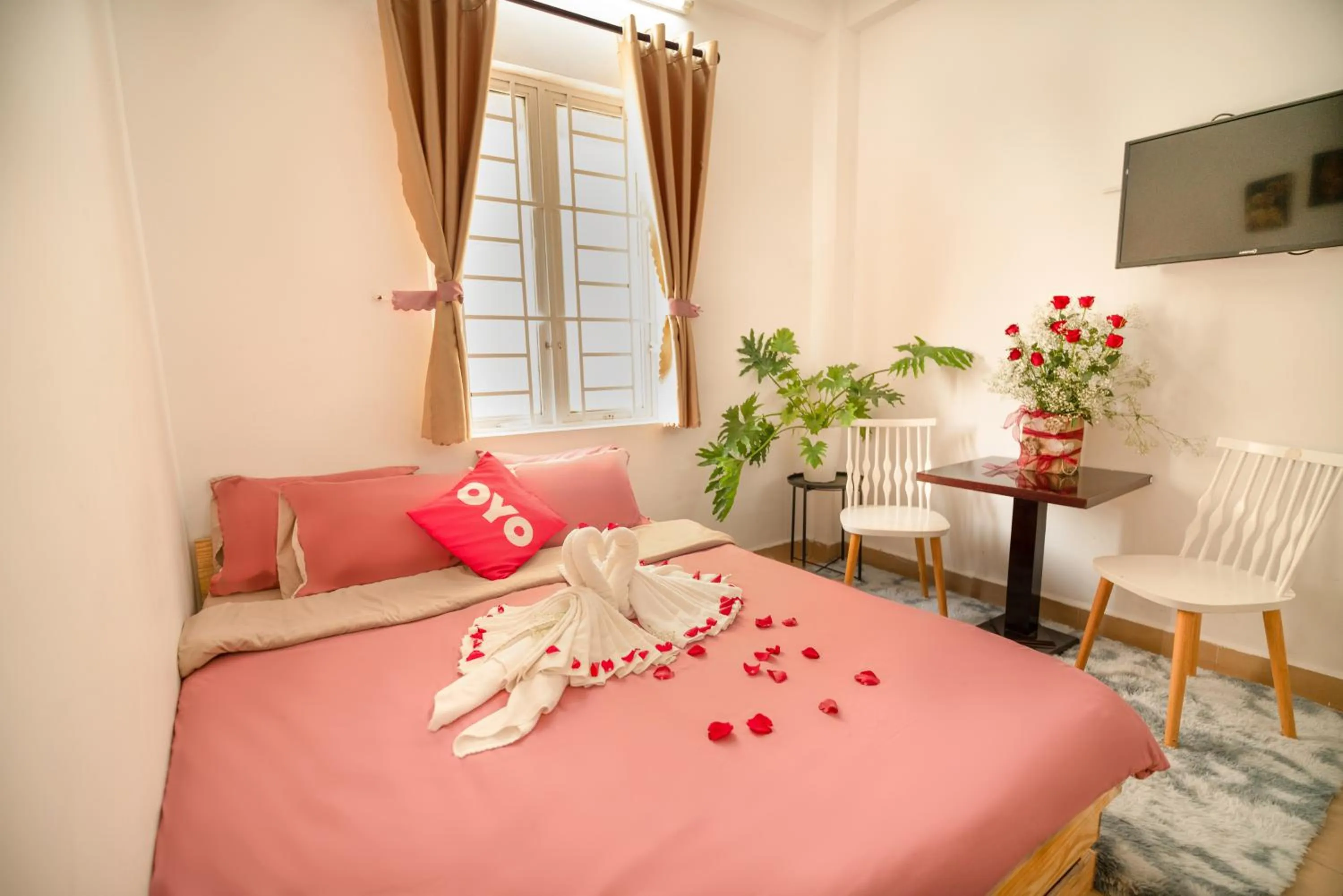 Bedroom, Bed in Pearl Wealth Dalat Hotel