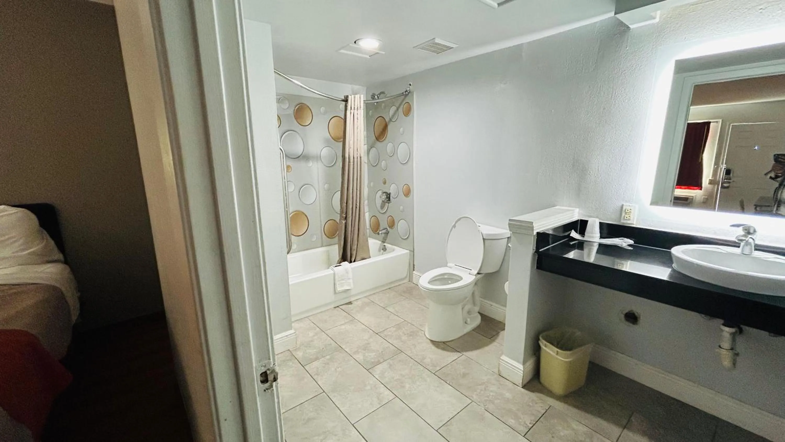 Bathroom in Super 7 Inn Tupelo