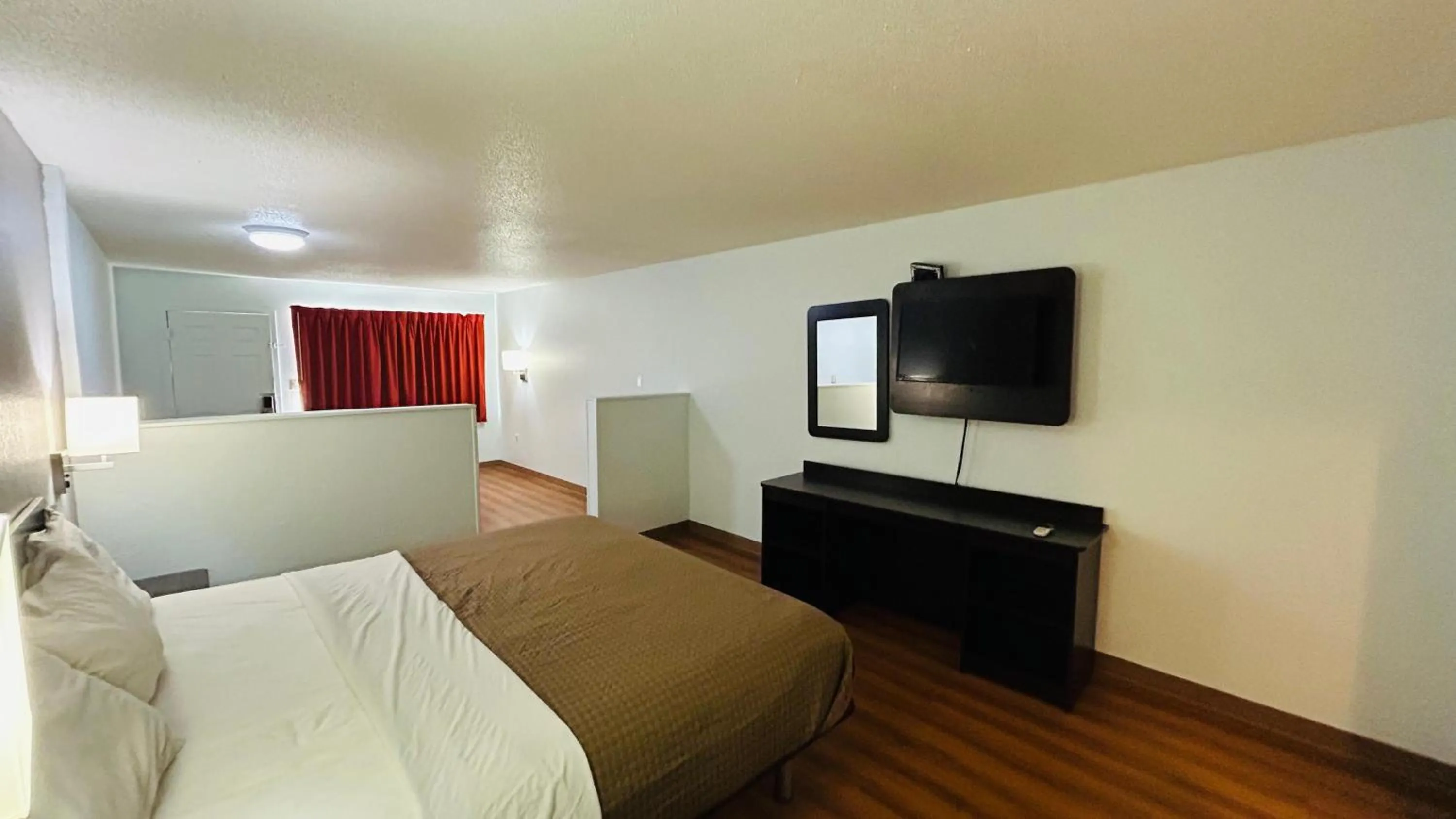 Bedroom, Bed in Super 7 Inn Tupelo