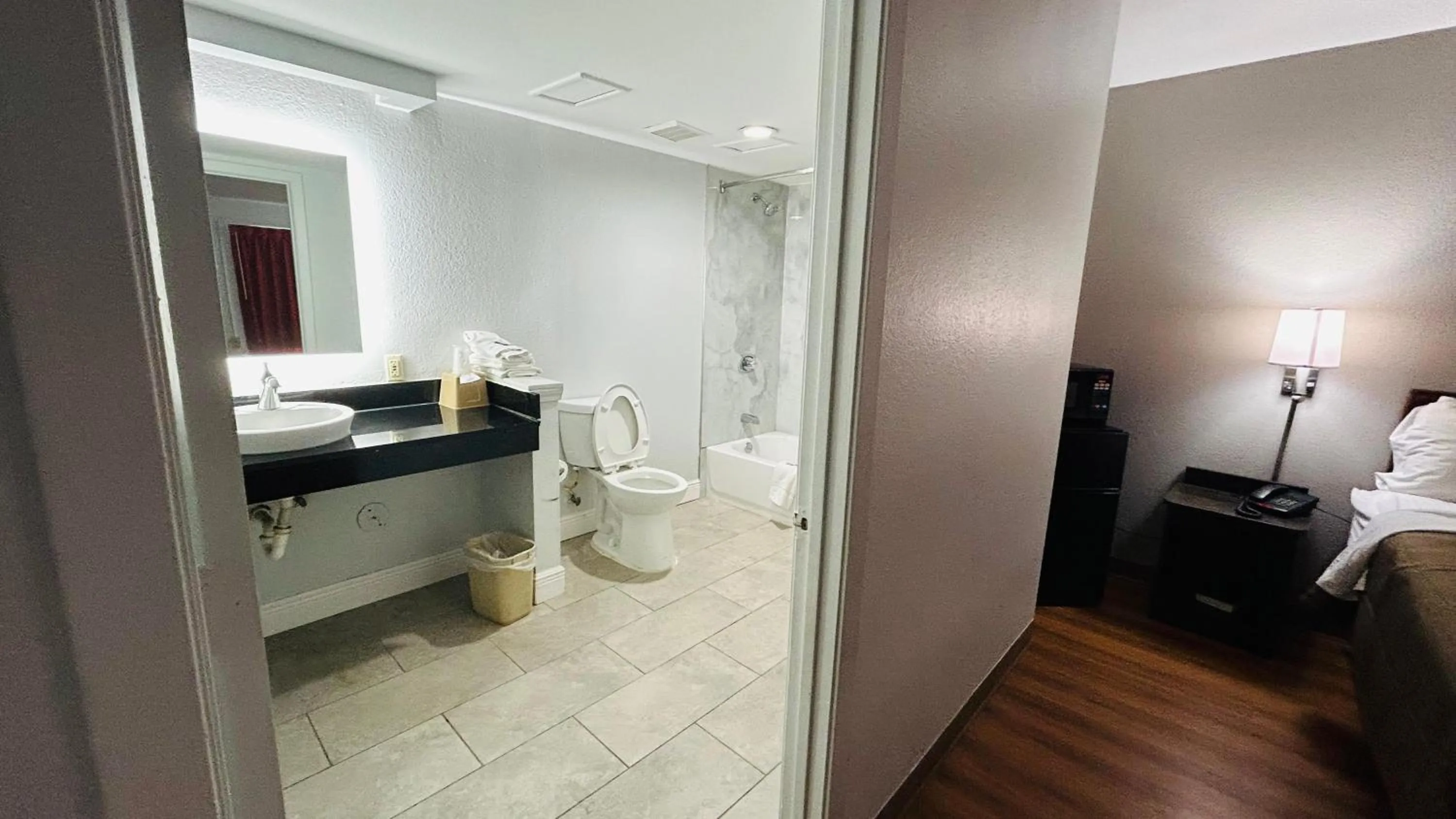 Bathroom in Super 7 Inn Tupelo