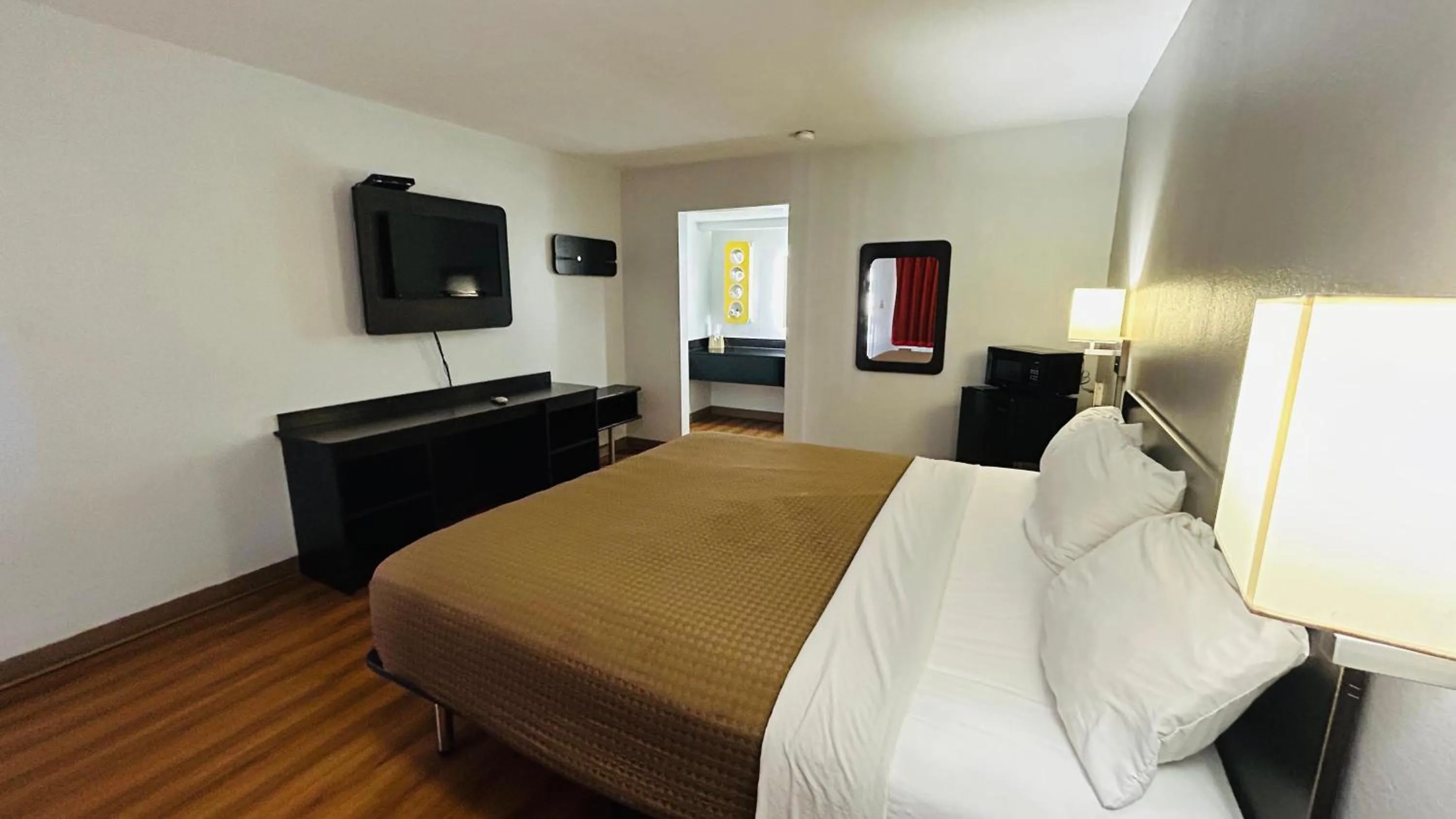 Bedroom, Bed in Super 7 Inn Tupelo