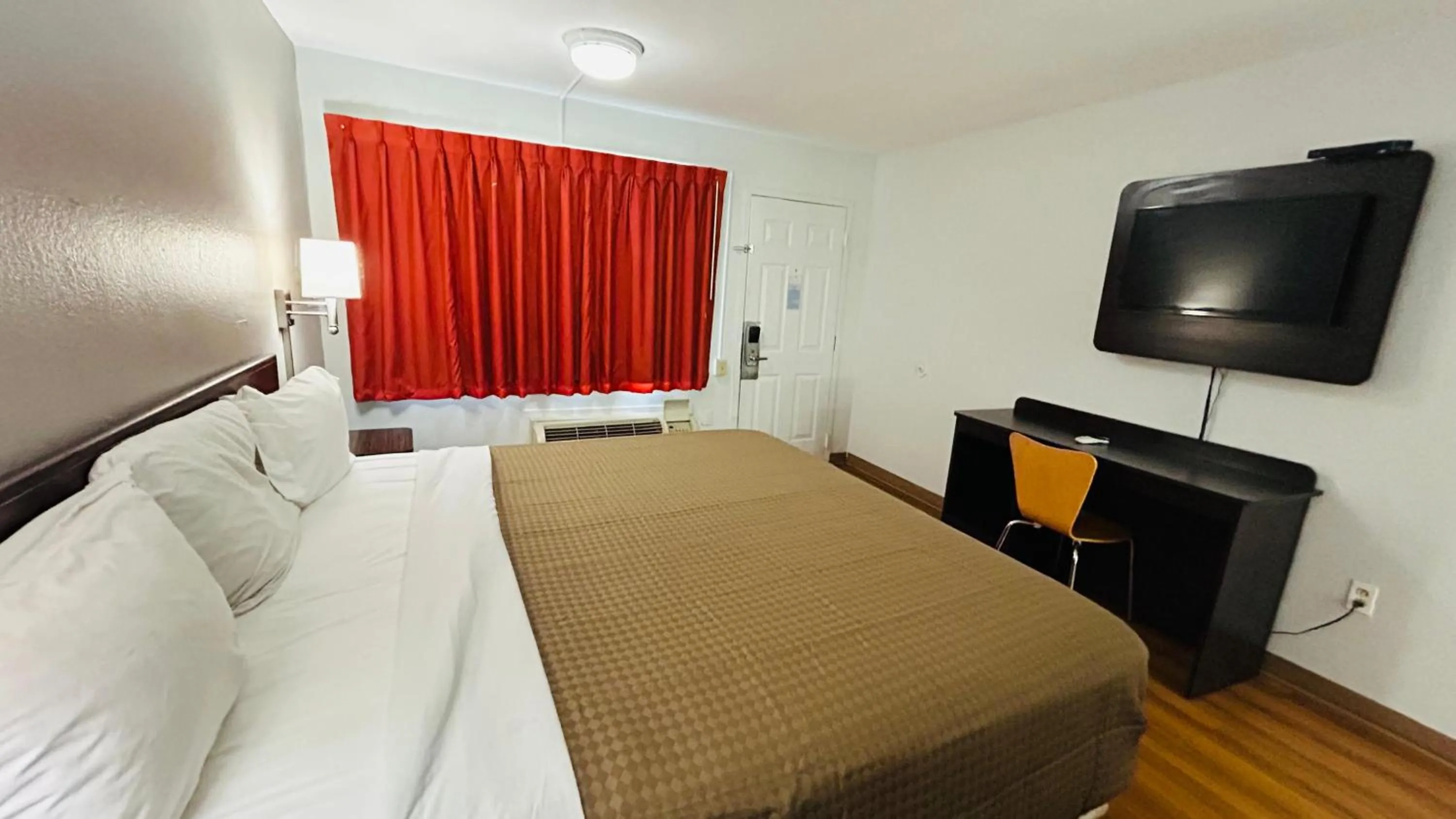 Bedroom, Bed in Super 7 Inn Tupelo