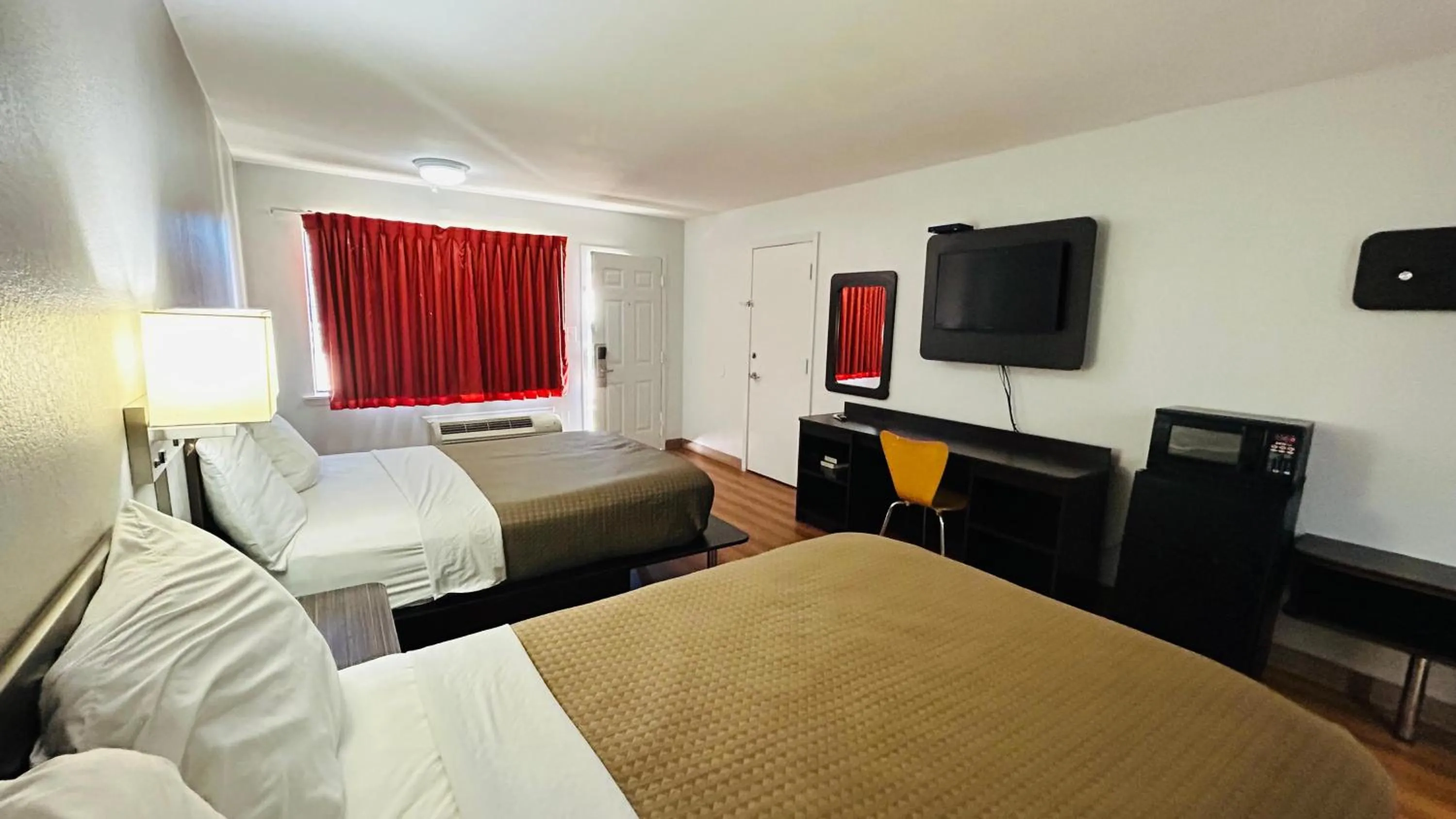 Bedroom, Bed in Super 7 Inn Tupelo