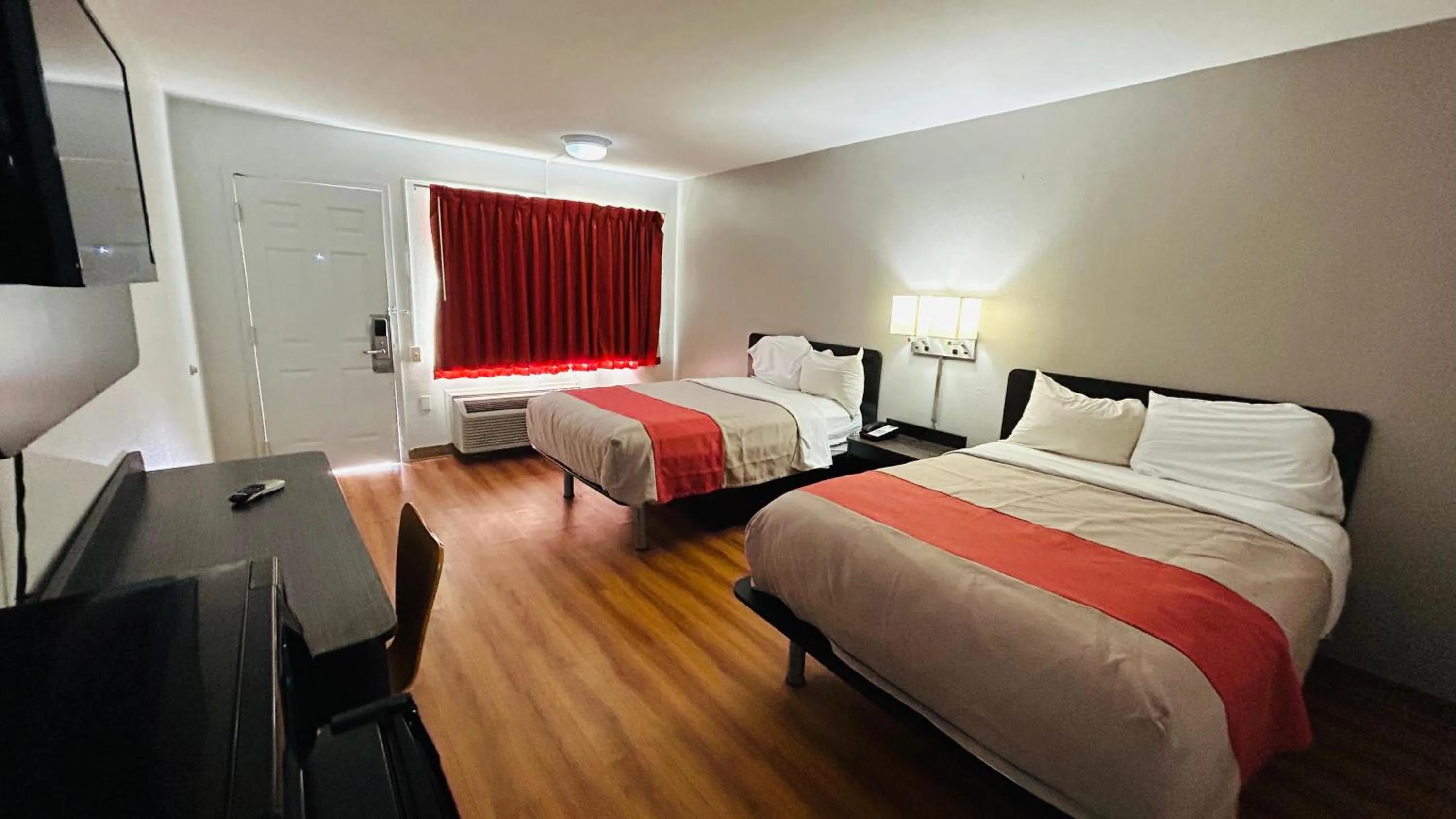 Bedroom, Bed in Super 7 Inn Tupelo